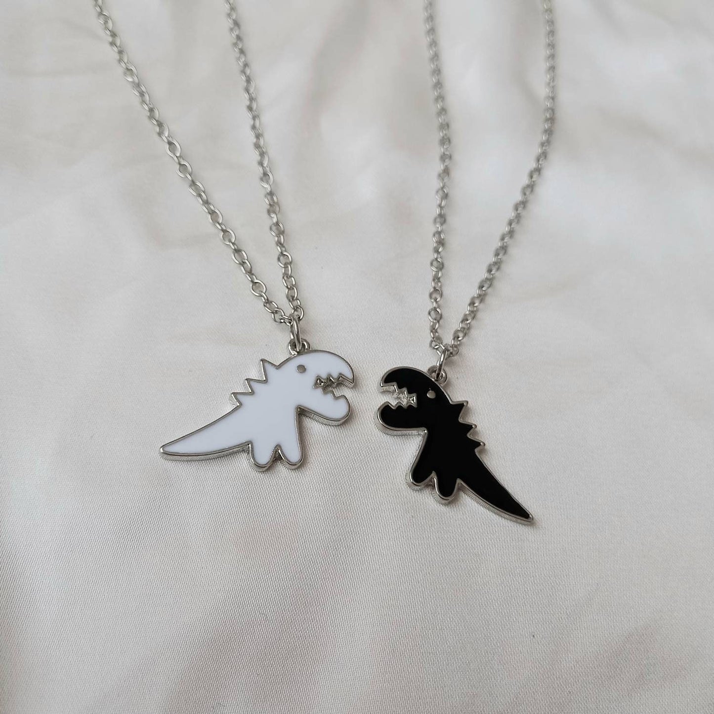 2 Piece Dinosaur Friendship Necklace Set - Bestie Necklace,Matching Necklaces,2 Best Friends Necklace,Novelty Friendship Necklace Set,Gift