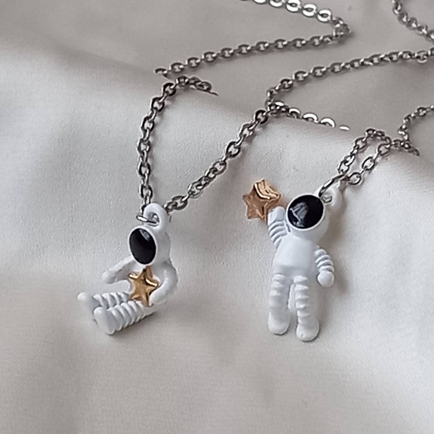 2 Piece Astronaut Friendship Necklace Set - Bestie Necklace,Matching Necklaces,Best Friends Necklace,Novelty Friendship Necklace Set,Gift