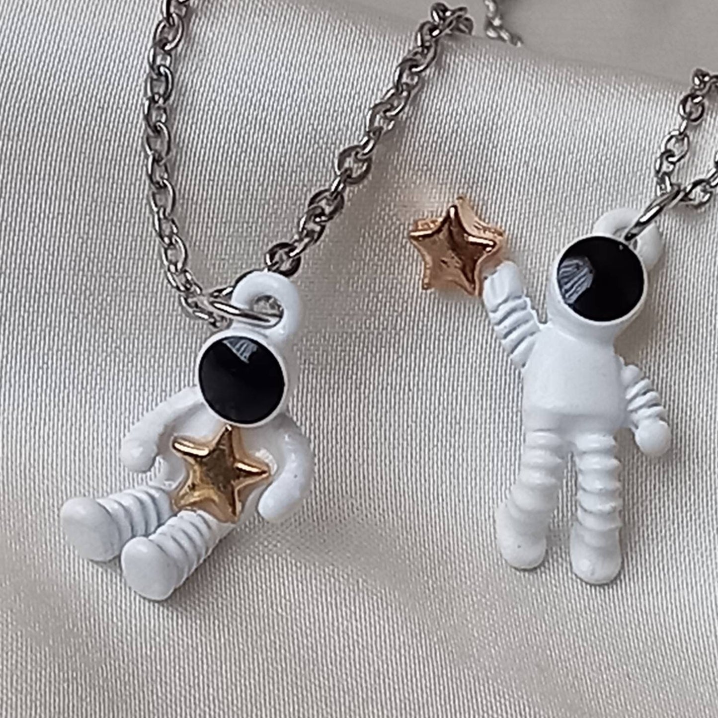 2 Piece Astronaut Friendship Necklace Set - Bestie Necklace,Matching Necklaces,Best Friends Necklace,Novelty Friendship Necklace Set,Gift