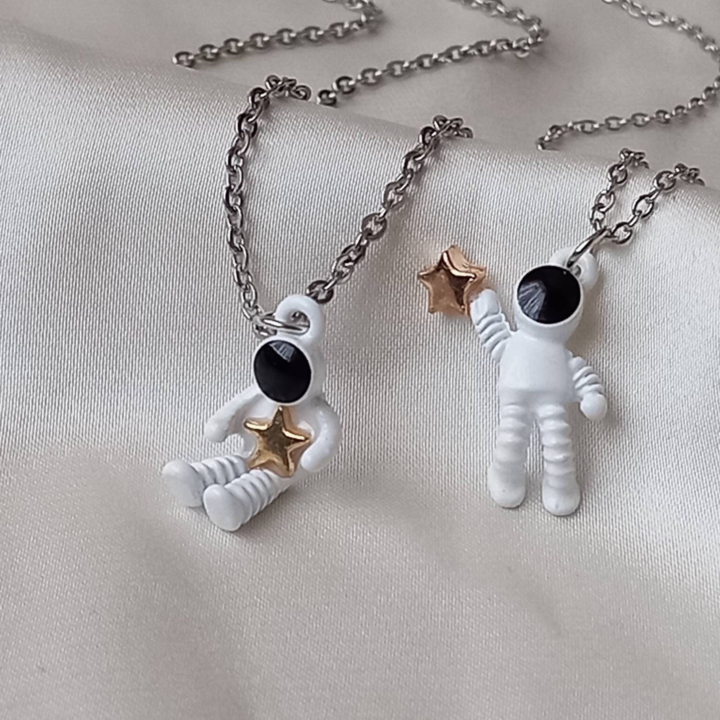 2 Piece Astronaut Friendship Necklace Set - Bestie Necklace,Matching Necklaces,Best Friends Necklace,Novelty Friendship Necklace Set,Gift