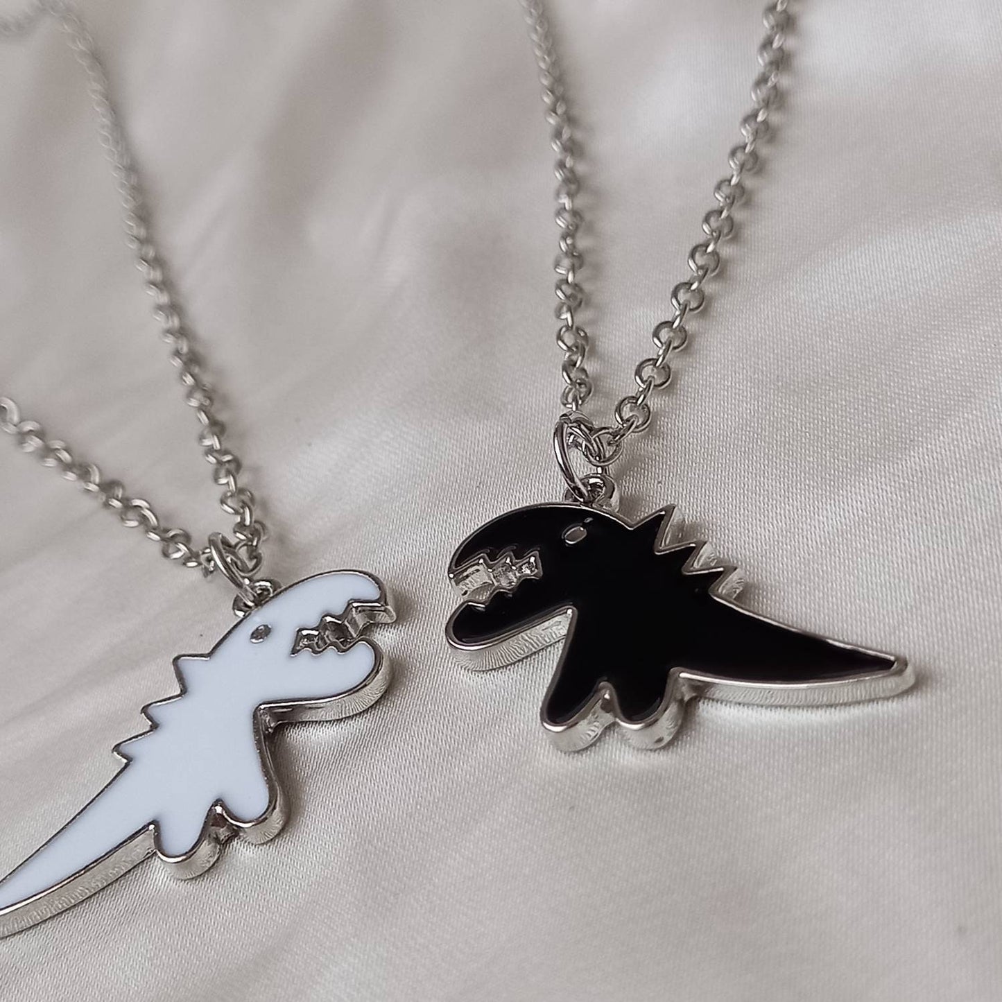 2 Piece Dinosaur Friendship Necklace Set - Bestie Necklace,Matching Necklaces,2 Best Friends Necklace,Novelty Friendship Necklace Set,Gift