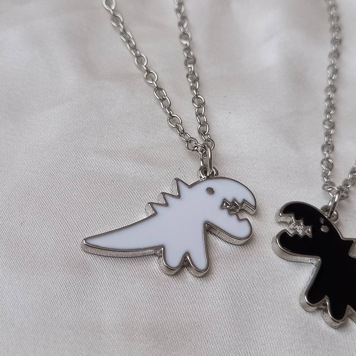 2 Piece Dinosaur Friendship Necklace Set - Bestie Necklace,Matching Necklaces,2 Best Friends Necklace,Novelty Friendship Necklace Set,Gift