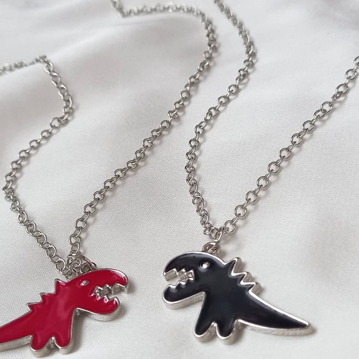 2 Piece Dinosaur Friendship Necklace Set - Bestie Necklace,Matching Necklaces,2 Best Friends Necklace,Novelty Friendship Necklace Set,Gift