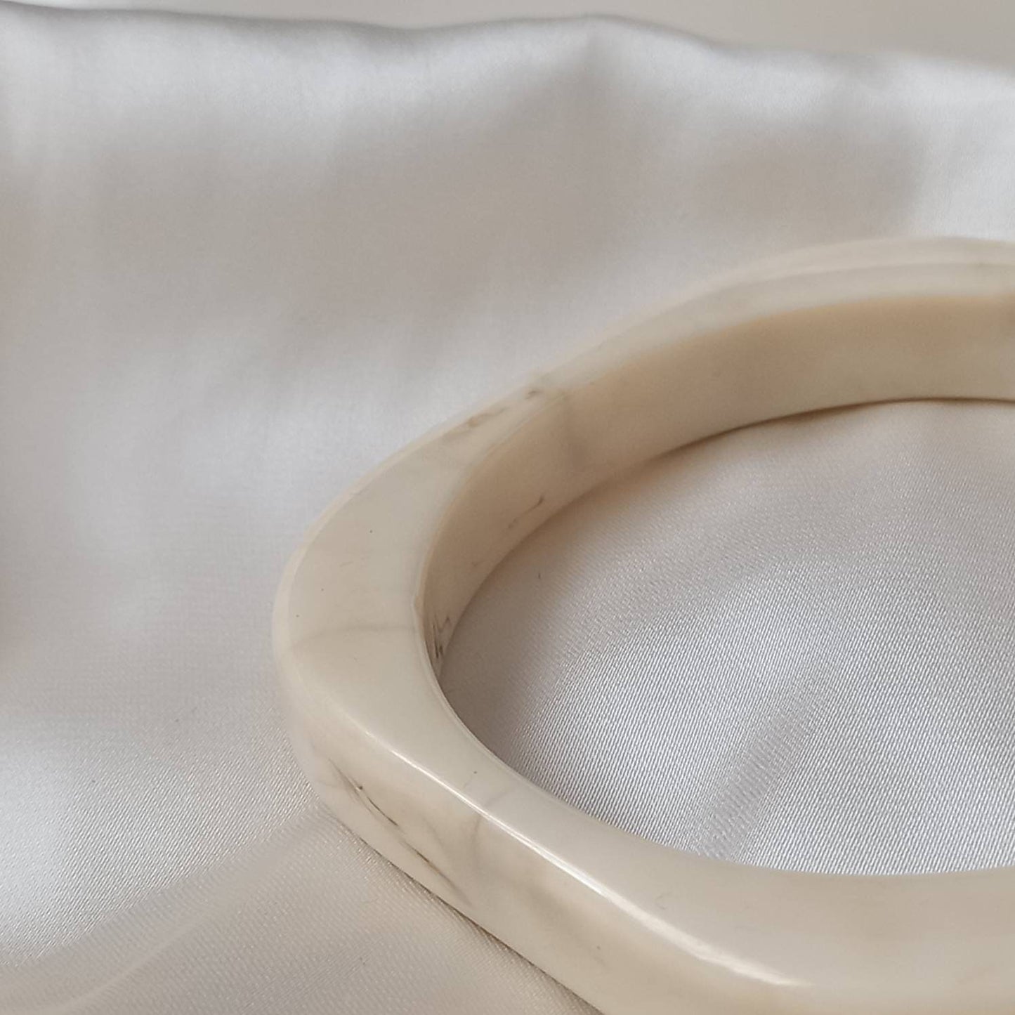 Chunky Square Resin Cream Bracelet - Chunky Bracelet,Resin Bracelet,White Bracelet,Chunky jewellery,Resin Jewellery,Chunky Bangle