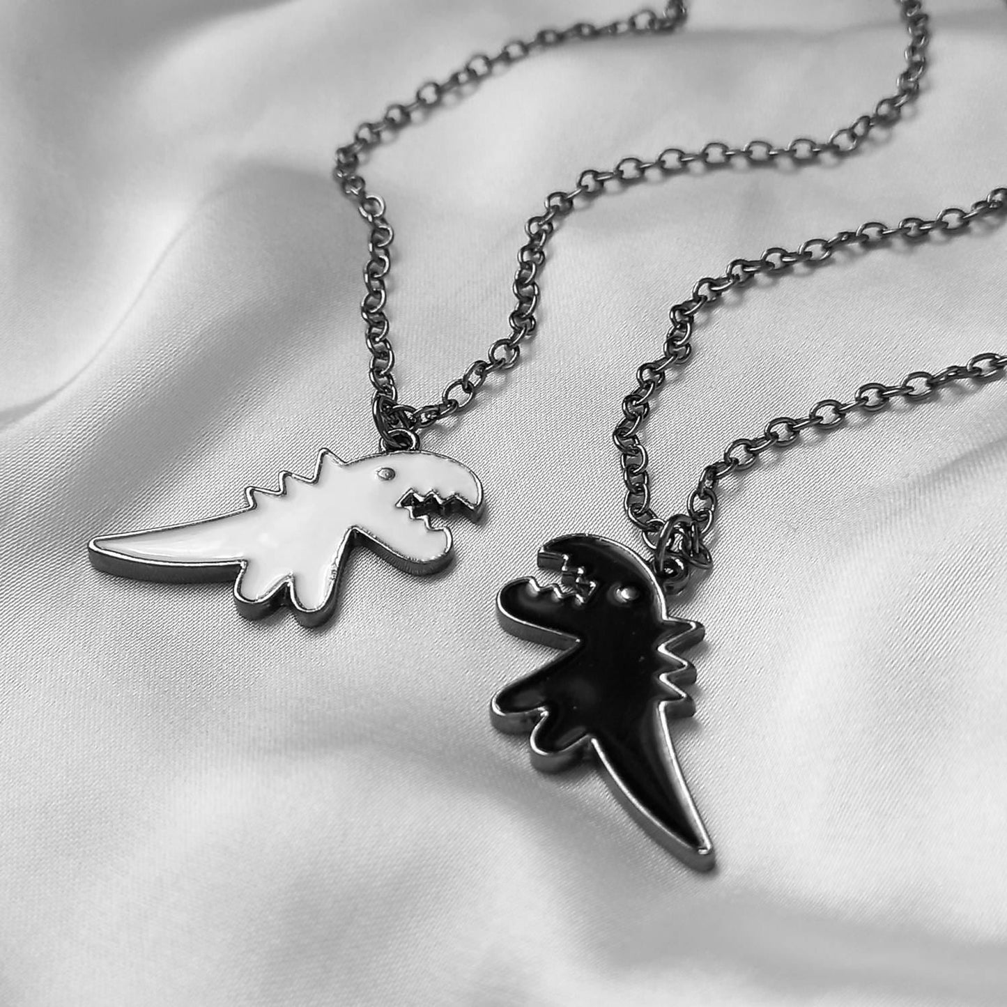 2 Piece Dinosaur Friendship Necklace Set - Bestie Necklace,Matching Necklaces,2 Best Friends Necklace,Novelty Friendship Necklace Set,Gift