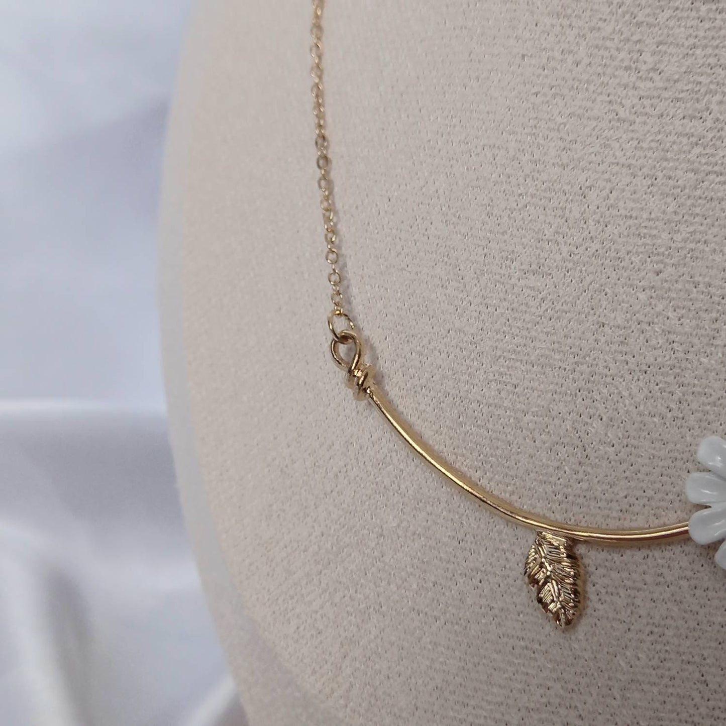 Gold Chain Daisy Necklace - Flower Necklaces In The UK,Classy Necklace,Cute Necklace,Daisy Jewelley In The UK,Delicate Necklace, Small Chain