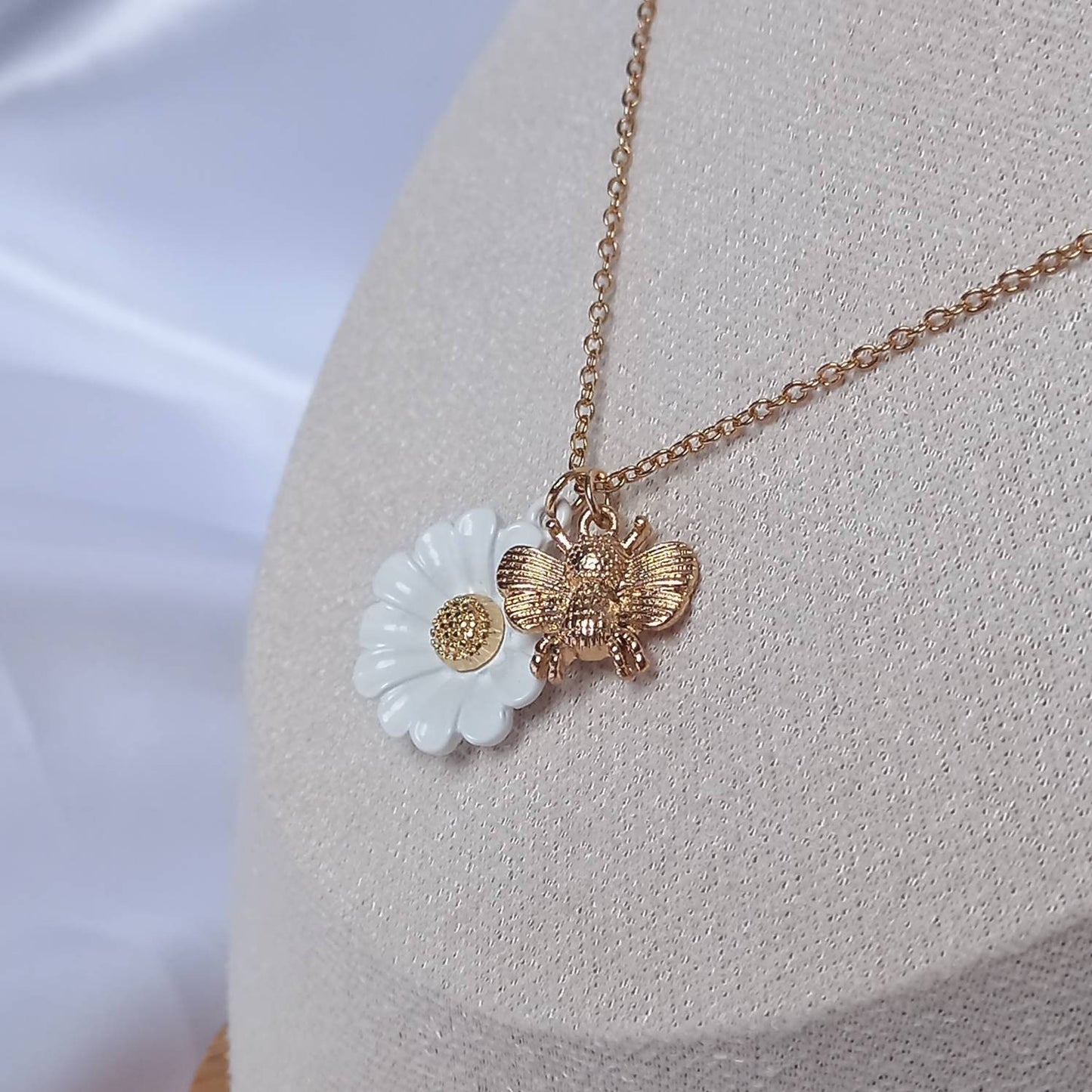 Gold Bumble Bee Daisy Necklace - Gold Jewellery,Gold Bee Necklace,Bee Jewelley,Gold Necklace In The UK,Bee Charm Necklace,Flower Necklace