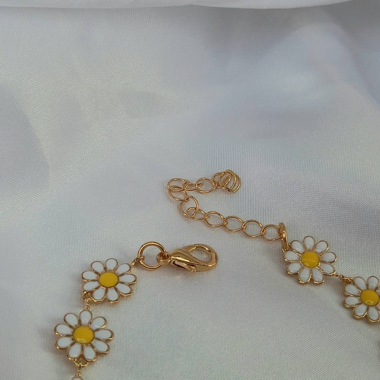 Gold Daisy Bracelet -Gold Jewellery In The UK,Gold Bracelet,Daisy Jewellery,Dasies,Flower Bracelet,Flower Jewellery,Gold Bracelets In The UK