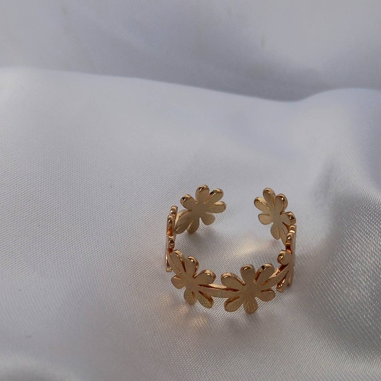 Gold Flower Rings - Gold Flower Jewellery In The UK,Floral Rings,Floral Jewellery,Gold Adjustable Ring In The UK,Daisy Rings,Daisy Jewellery