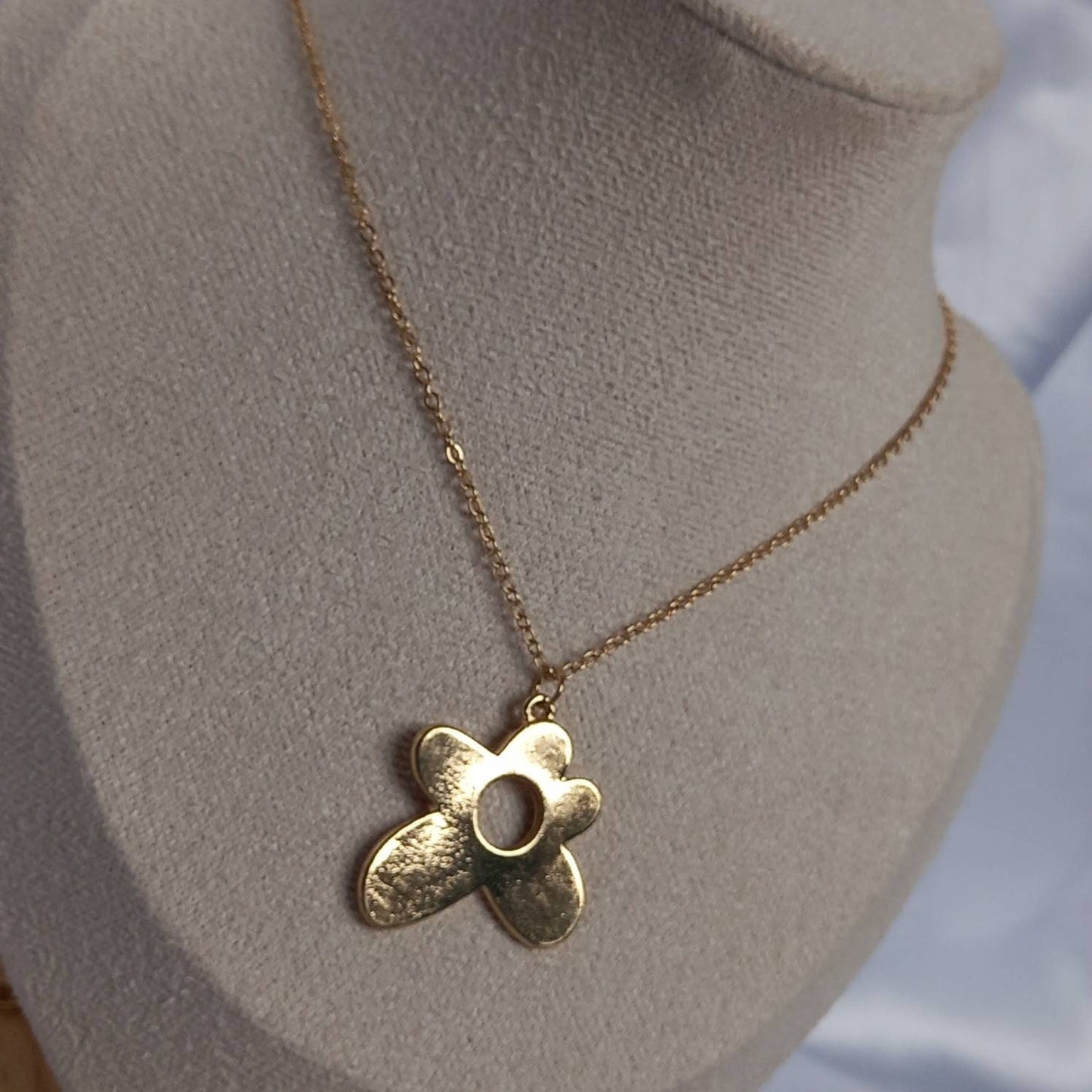 Gold Flower Charm Necklace - Retro Flower Necklaces,Gold Necklaces In The UK,Gold Jewellery In The UK,Funky Necklaces,Y2K Necklace