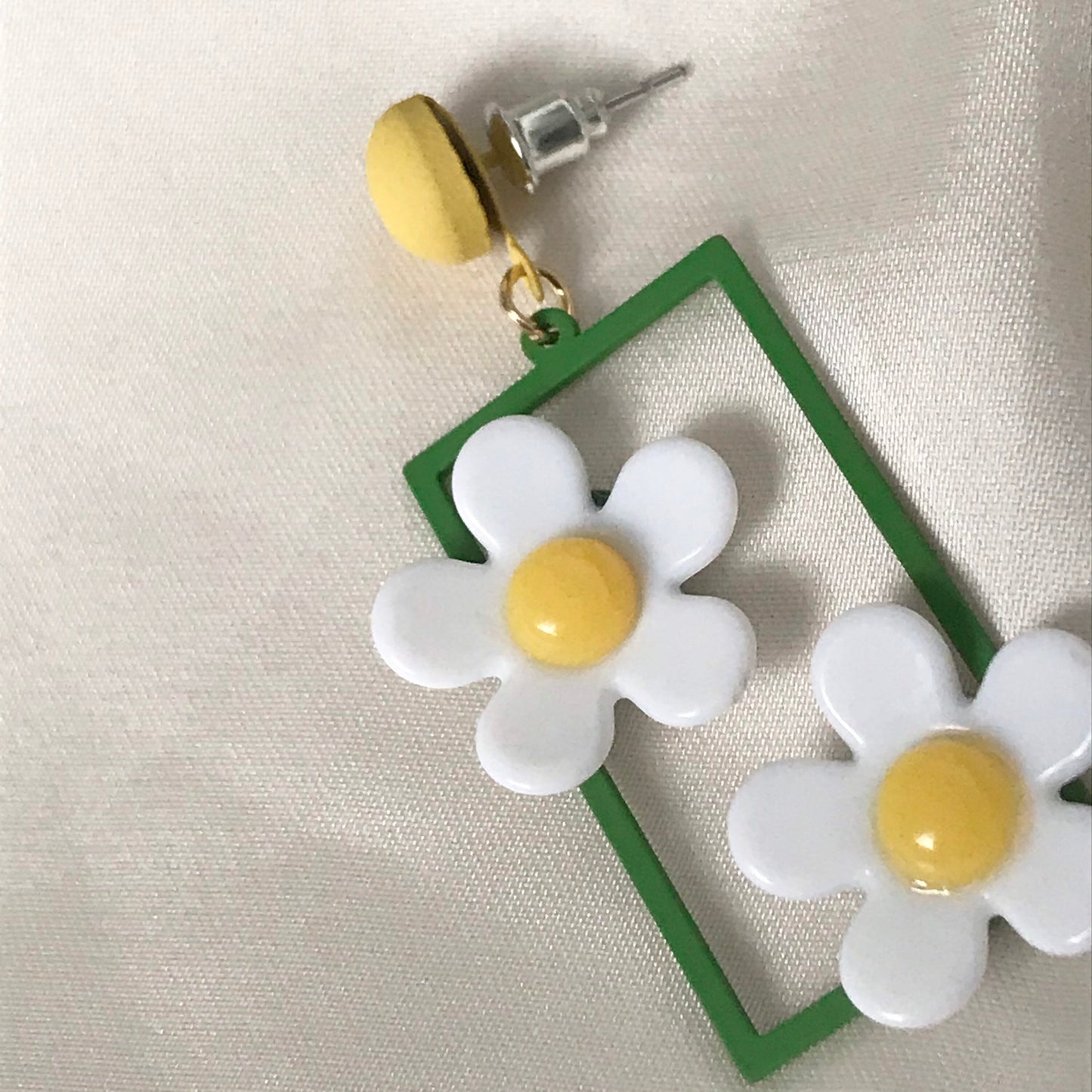 Daisy Drop Earrings - Hanging Jewellery, Accessories,Flower Earrings,Flower Jewlellery,White Flower Earrings, Green Frame Statement Earrings
