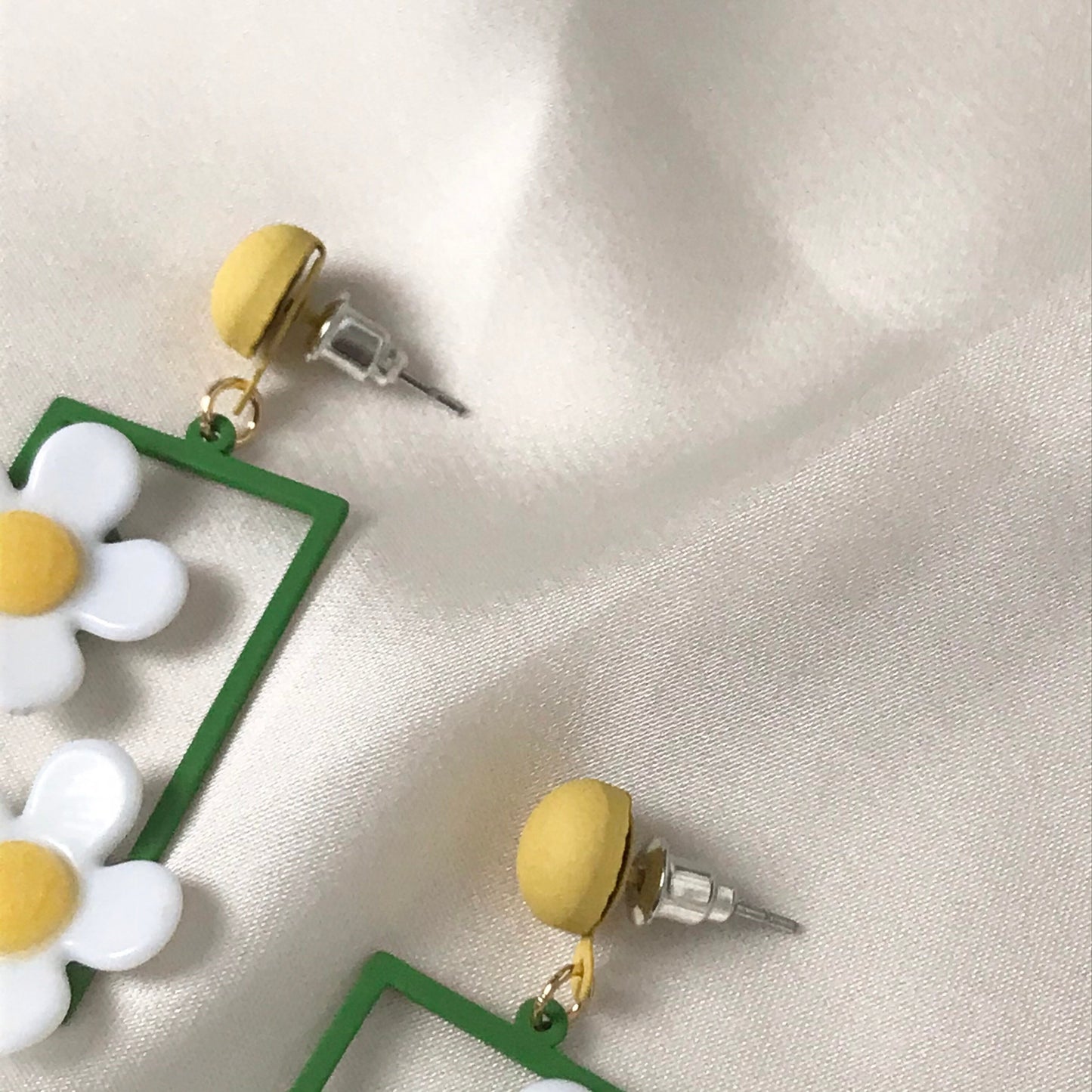 Daisy Drop Earrings - Hanging Jewellery, Accessories,Flower Earrings,Flower Jewlellery,White Flower Earrings, Green Frame Statement Earrings