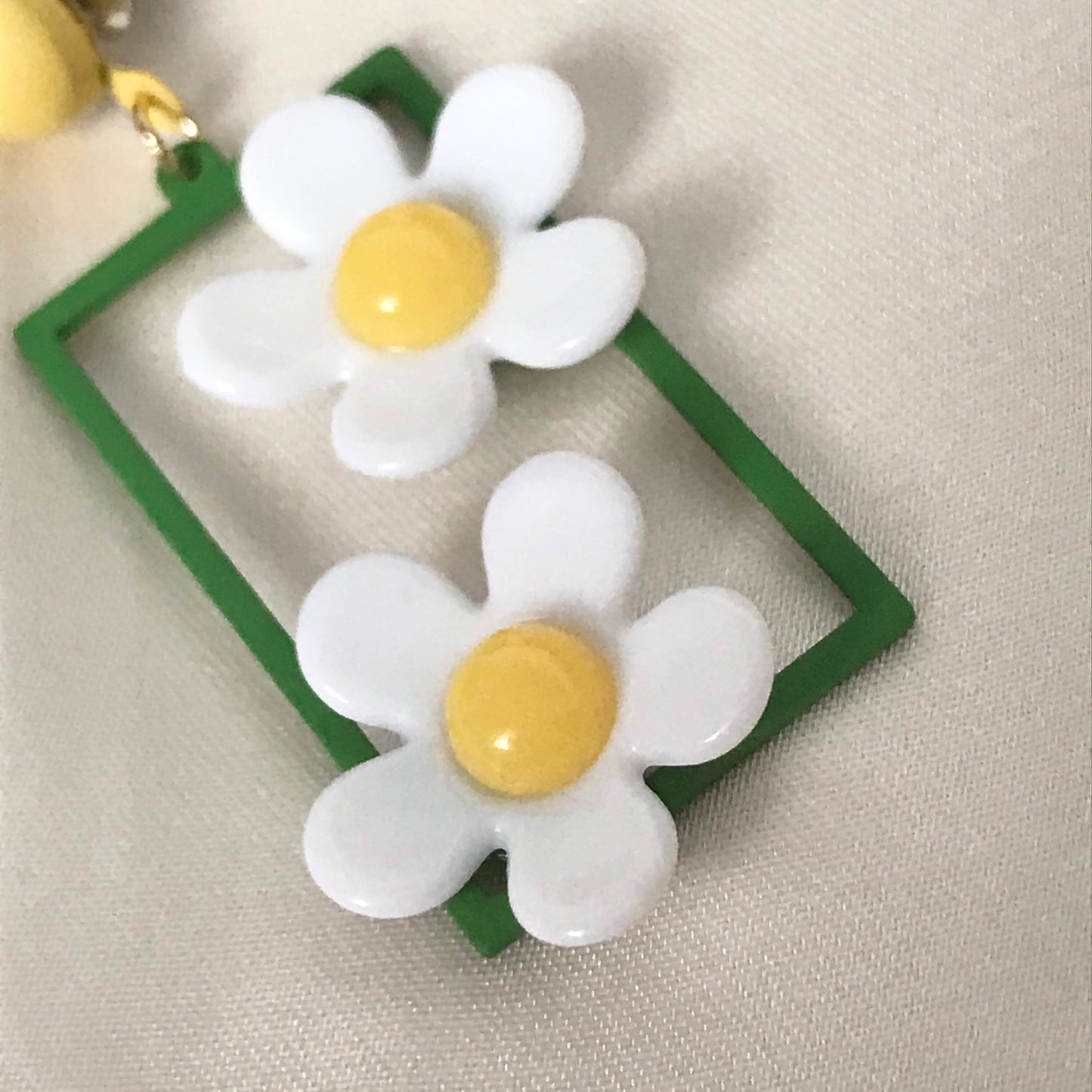 Daisy Drop Earrings - Hanging Jewellery, Accessories,Flower Earrings,Flower Jewlellery,White Flower Earrings, Green Frame Statement Earrings