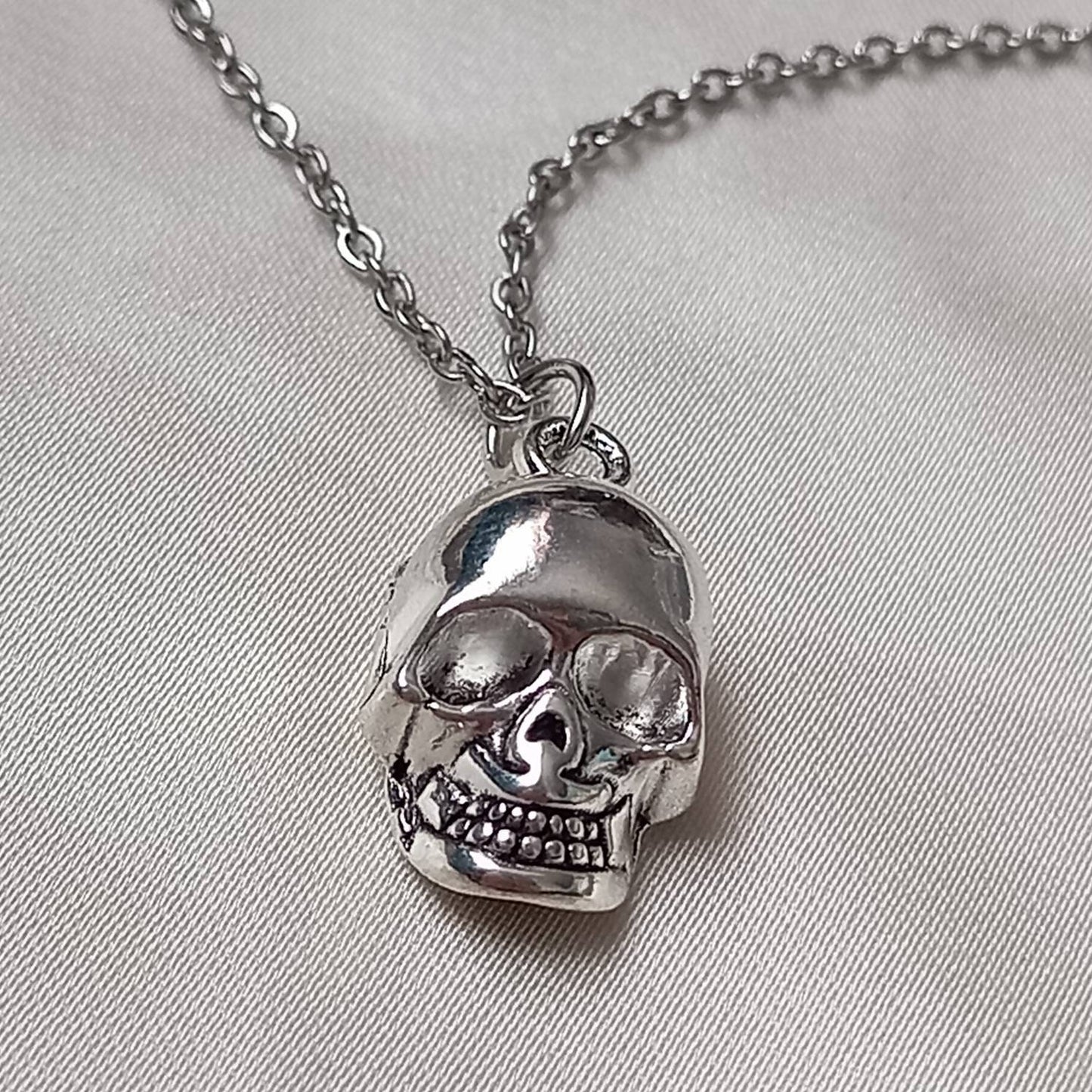 Silver Chain Skull Necklace - Skull Jewellery, Halloween Jewellery, Halloween Costumes,Halloween Accessories,Halloween Outfit,Skull Necklace