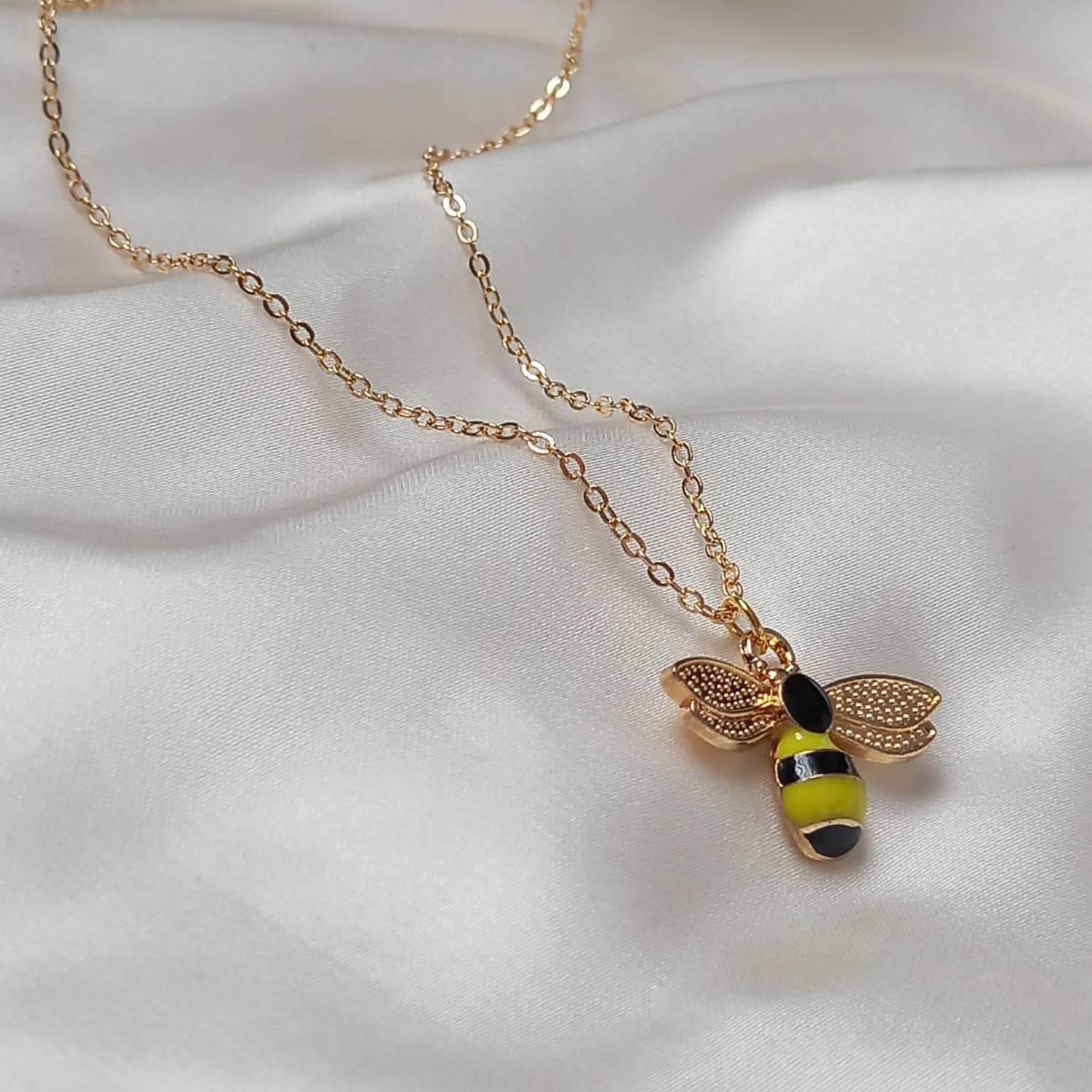 Dainty Bee Necklace,18K Gold Bee Pendant, Gift For Mama, Geometric Bee –  Fastdeliverytees.com