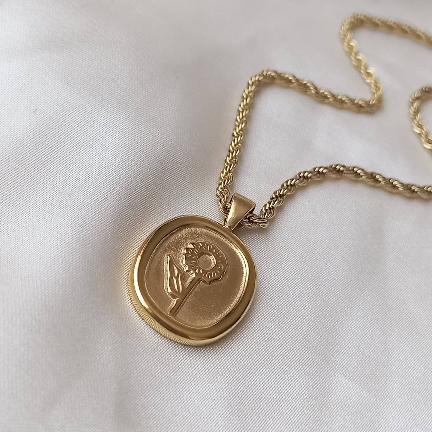 18K Gold Flower Charm Necklace - Gold Jewellery,Gold Accessories,Gold Pendant Necklace,Drop Necklace,Charm Necklace,Flower Pendant Jewellery