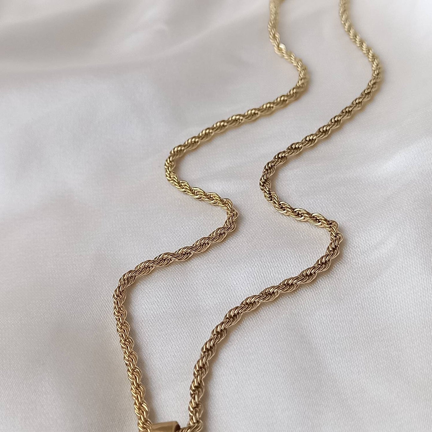 18K Gold Flower Charm Necklace - Gold Jewellery,Gold Accessories,Gold Pendant Necklace,Drop Necklace,Charm Necklace,Flower Pendant Jewellery