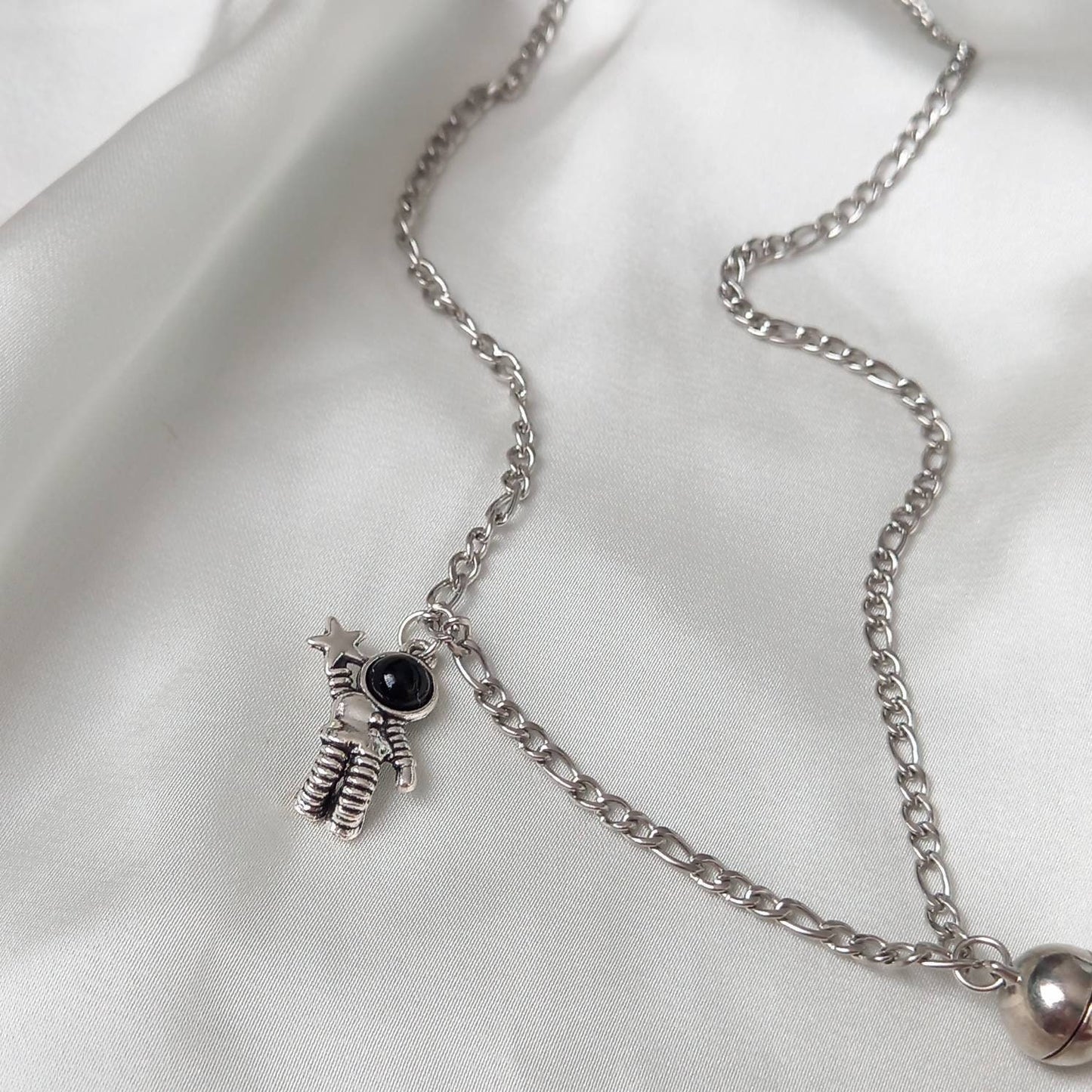 2 Piece Magnetic Astronaut Friendship Necklace Set - Bestie Necklace,Matching Necklaces,Best Friends Necklace,Novelty Necklace Set,Gift Set