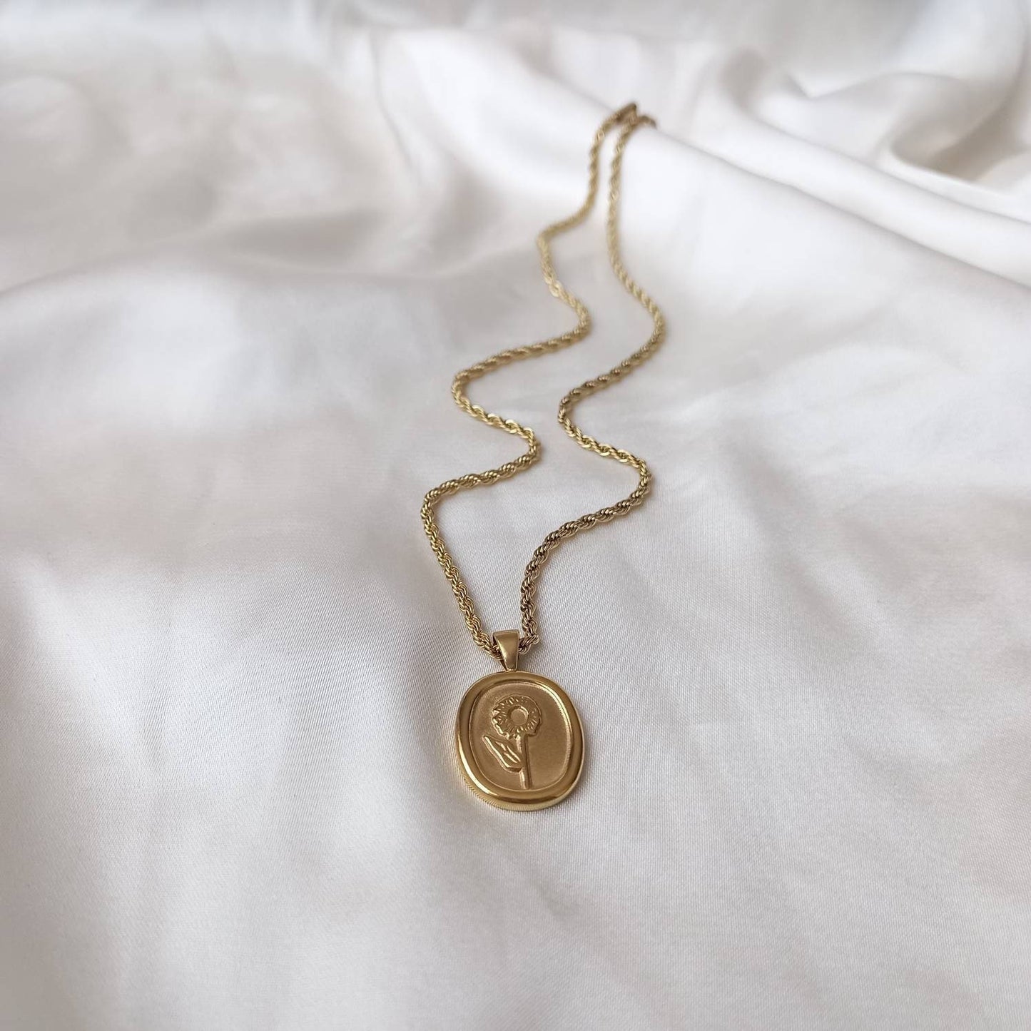 18K Gold Flower Charm Necklace - Gold Jewellery,Gold Accessories,Gold Pendant Necklace,Drop Necklace,Charm Necklace,Flower Pendant Jewellery