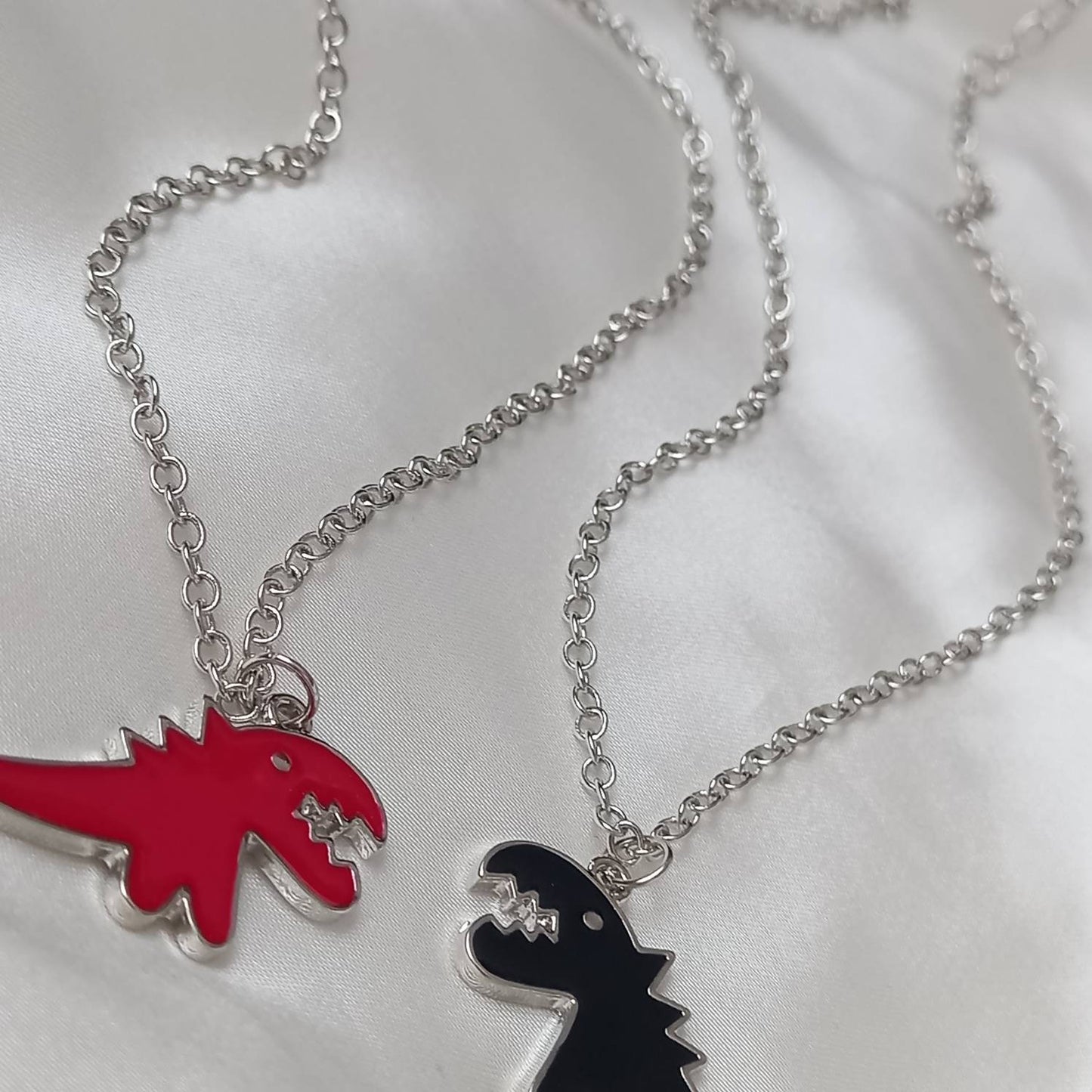2 Piece Dinosaur Friendship Necklace Set - Bestie Necklace,Matching Necklaces,2 Best Friends Necklace,Novelty Friendship Necklace Set,Gift