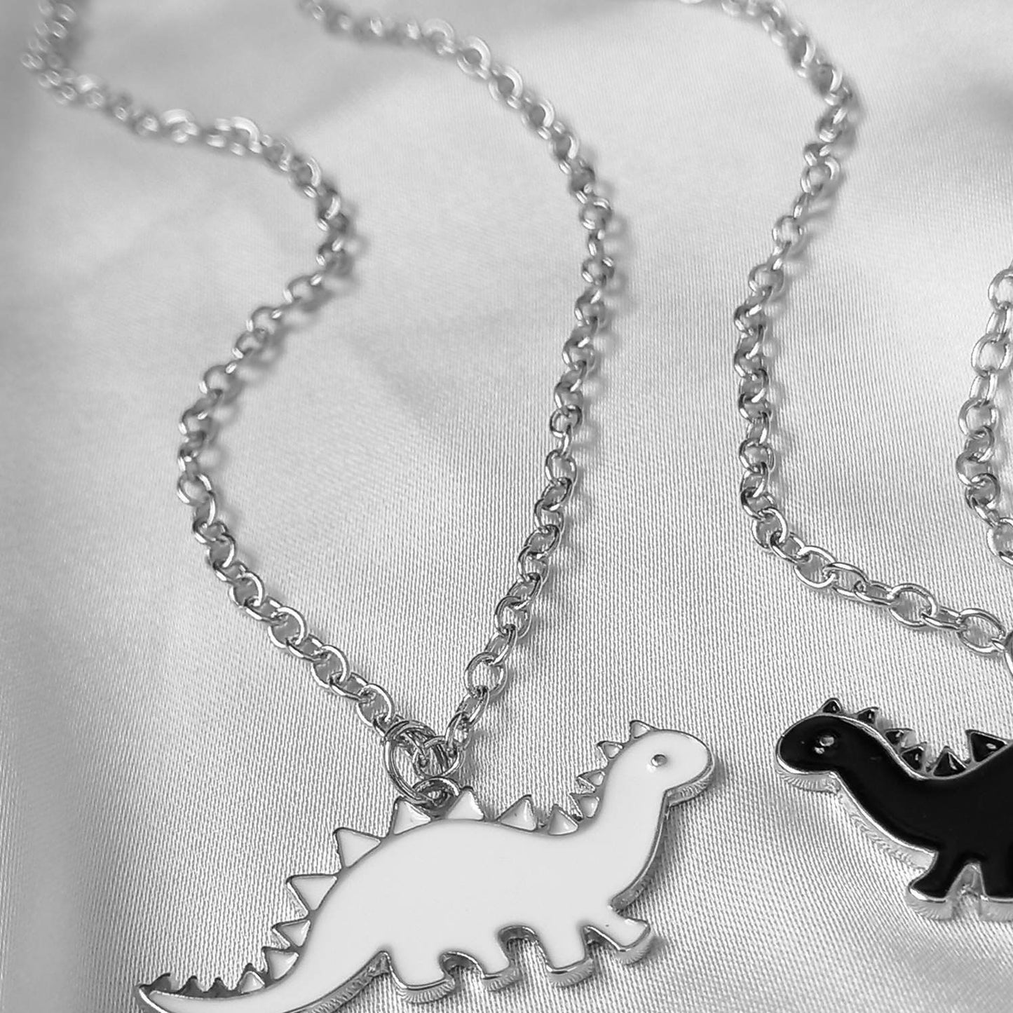 2 Piece Dinosaur Friendship Necklace Set - Bestie Necklace,Matching Necklaces,2 Best Friends Necklace,Novelty Friendship Necklace Set,Gift