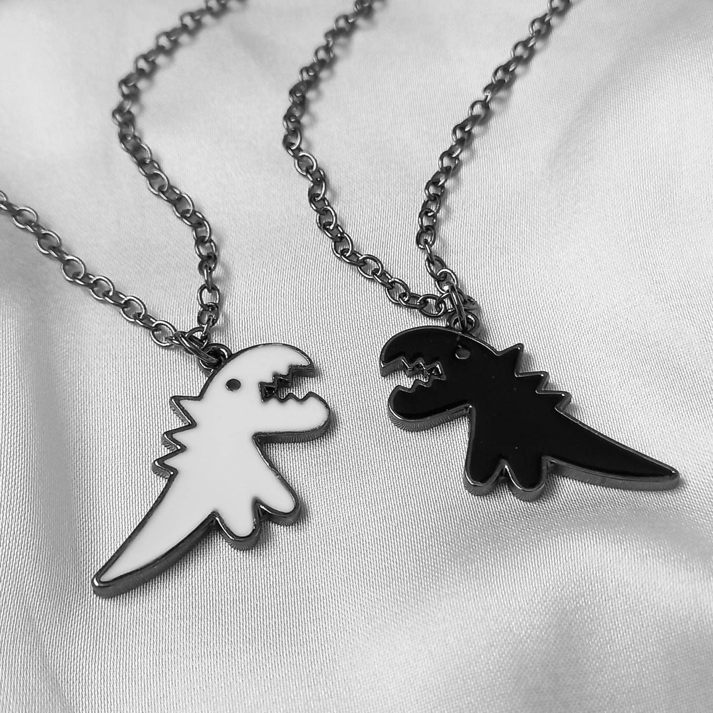 2 Piece Dinosaur Friendship Necklace Set - Bestie Necklace,Matching Necklaces,2 Best Friends Necklace,Novelty Friendship Necklace Set,Gift