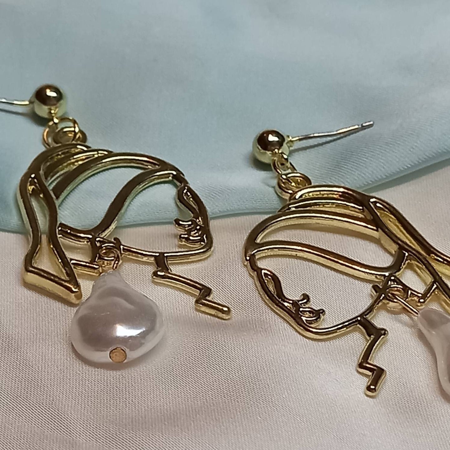 Girl With The Pearl Earring Charm Drop Earrings - Gold Drop Earrings, Art Lover Gifts, Art Student Gifts, Art Present, Gifts For Her, Pearls
