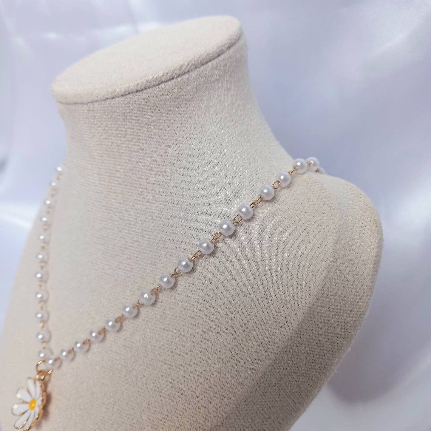 Faux Pearl Daisy Necklace - Pearl Jewellery,Flower Necklaces In The UK,Bead Necklace,Classy Necklace,Cute Necklace, Daisy Jewelley In The UK