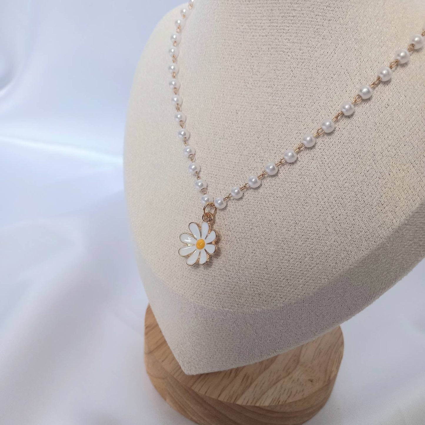 Faux Pearl Daisy Necklace - Pearl Jewellery,Flower Necklaces In The UK,Bead Necklace,Classy Necklace,Cute Necklace, Daisy Jewelley In The UK
