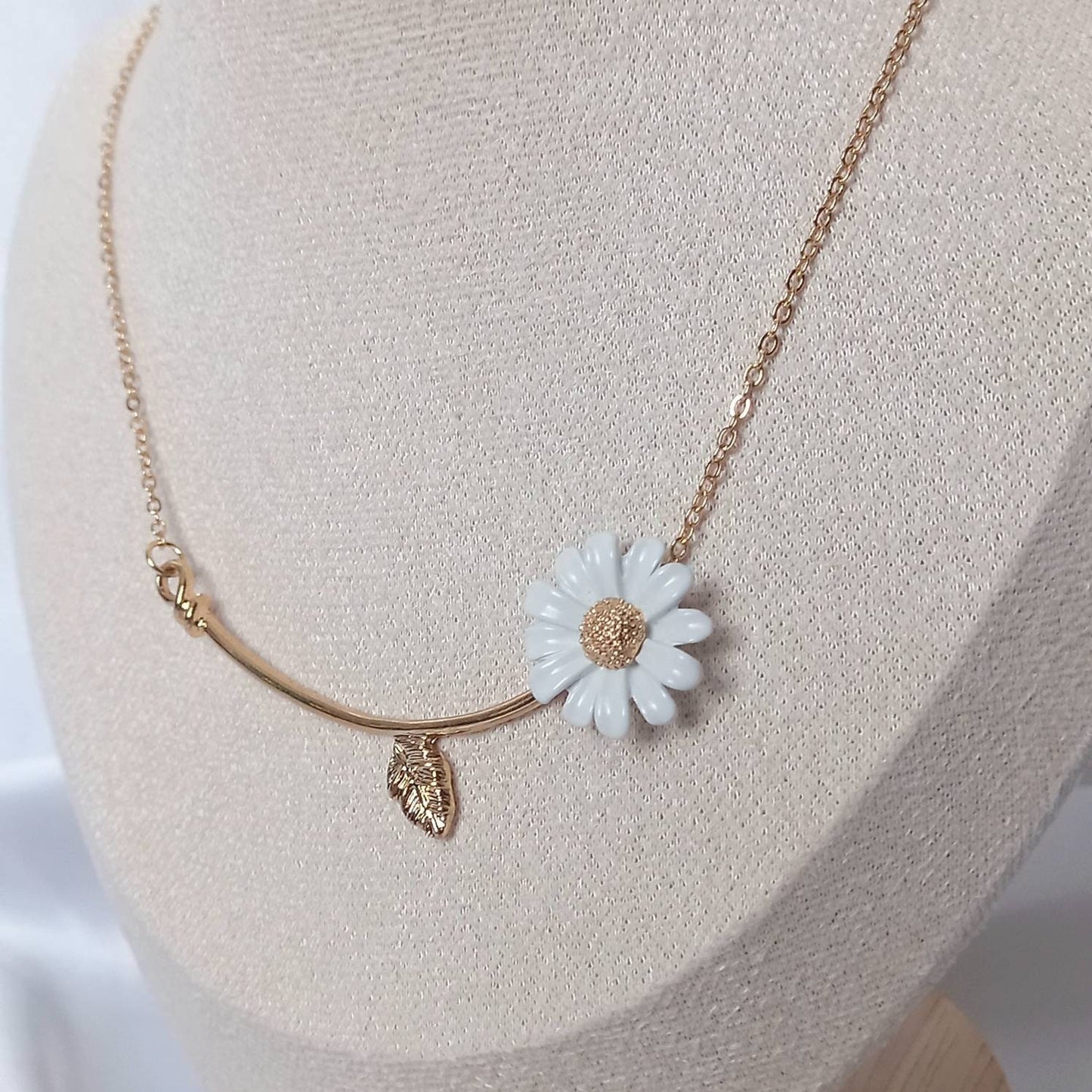 Gold Chain Daisy Necklace - Flower Necklaces In The UK,Classy Necklace,Cute Necklace,Daisy Jewelley In The UK,Delicate Necklace, Small Chain