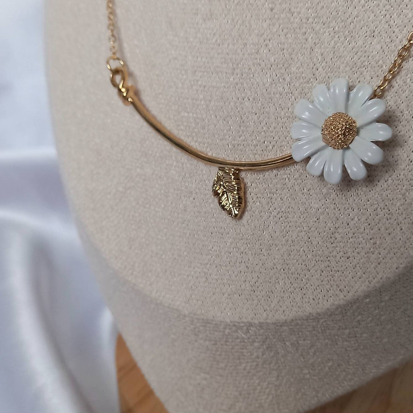 Gold Chain Daisy Necklace - Flower Necklaces In The UK,Classy Necklace,Cute Necklace,Daisy Jewelley In The UK,Delicate Necklace, Small Chain