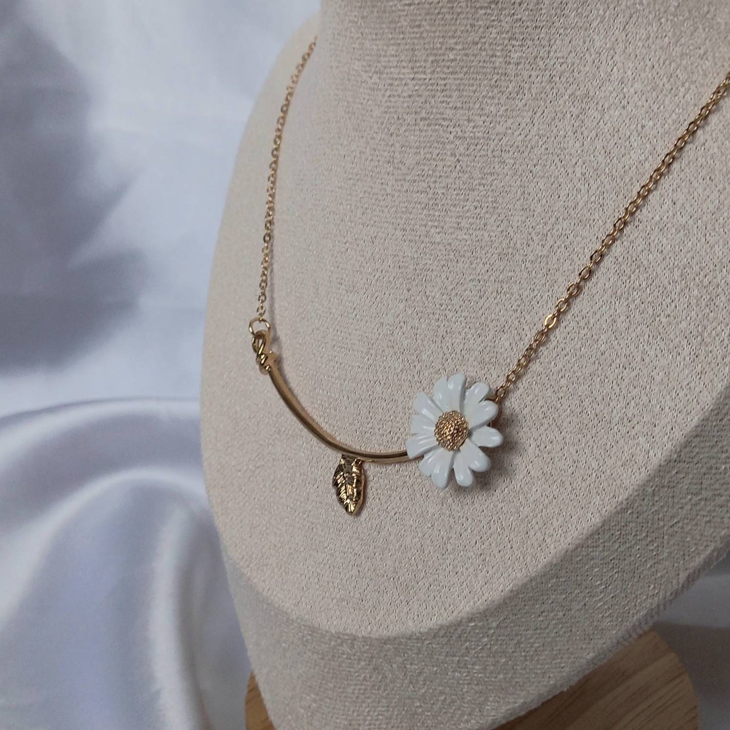 Gold Chain Daisy Necklace - Flower Necklaces In The UK,Classy Necklace,Cute Necklace,Daisy Jewelley In The UK,Delicate Necklace, Small Chain