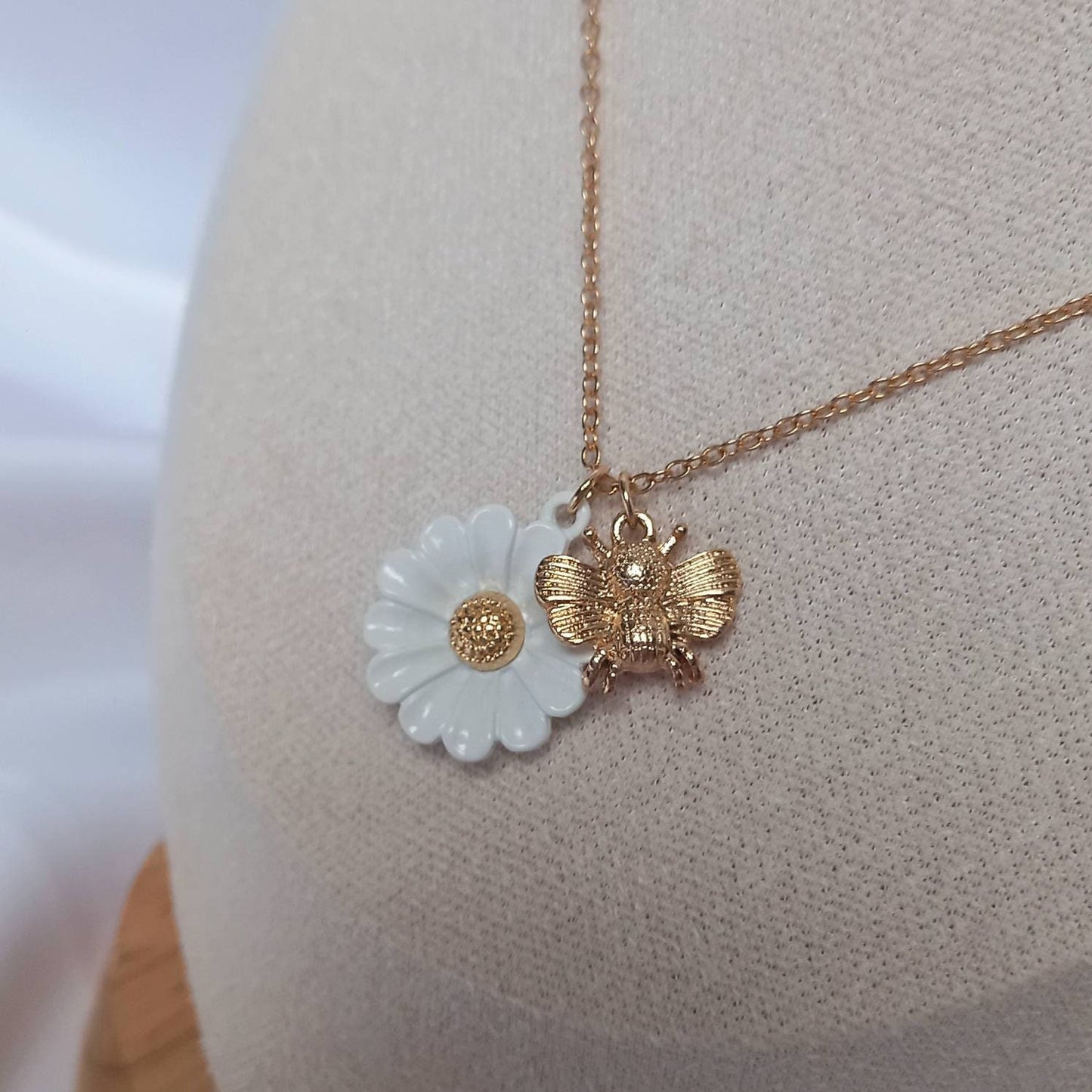 Gold Bumble Bee Daisy Necklace - Gold Jewellery,Gold Bee Necklace,Bee Jewelley,Gold Necklace In The UK,Bee Charm Necklace,Flower Necklace