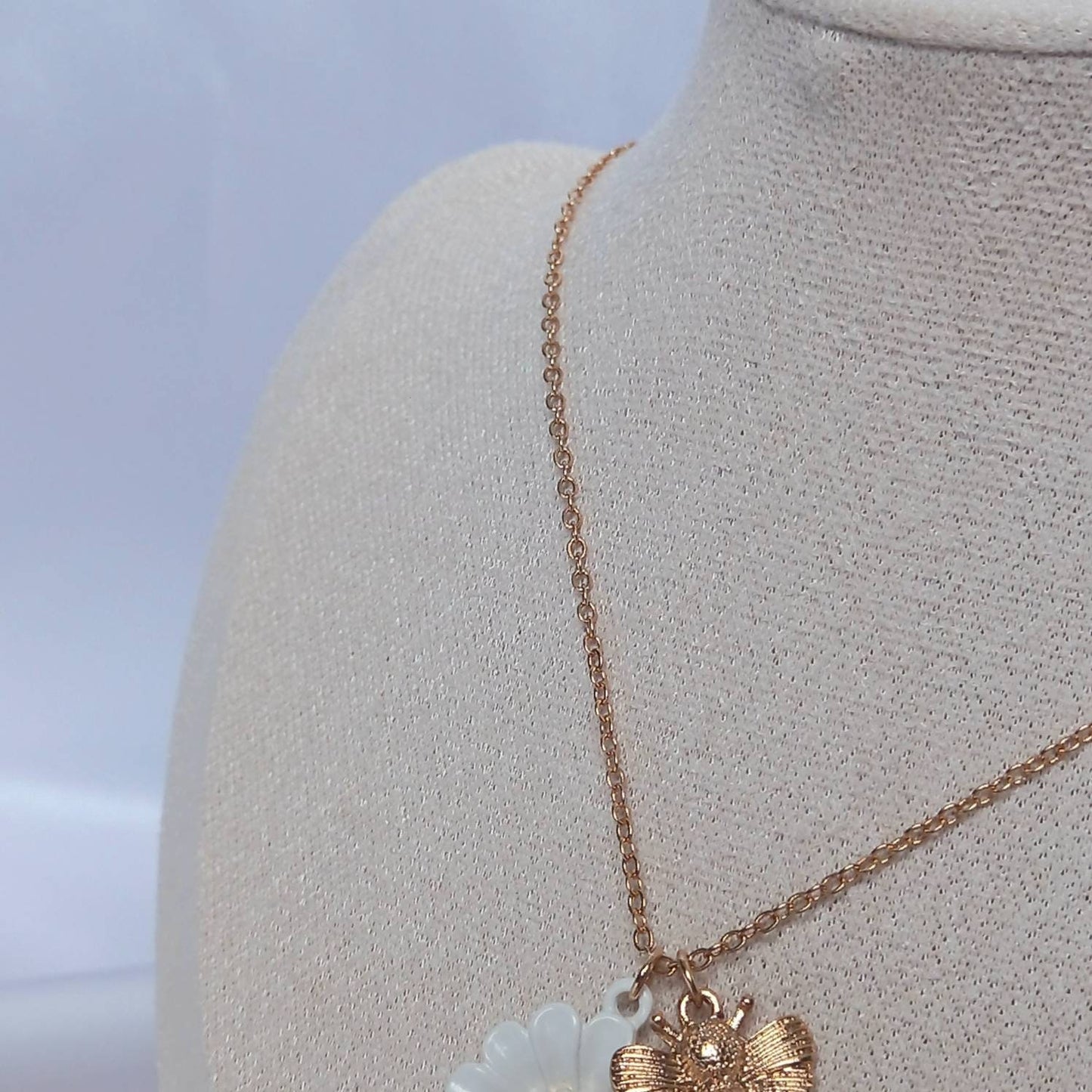 Gold Bumble Bee Daisy Necklace - Gold Jewellery,Gold Bee Necklace,Bee Jewelley,Gold Necklace In The UK,Bee Charm Necklace,Flower Necklace