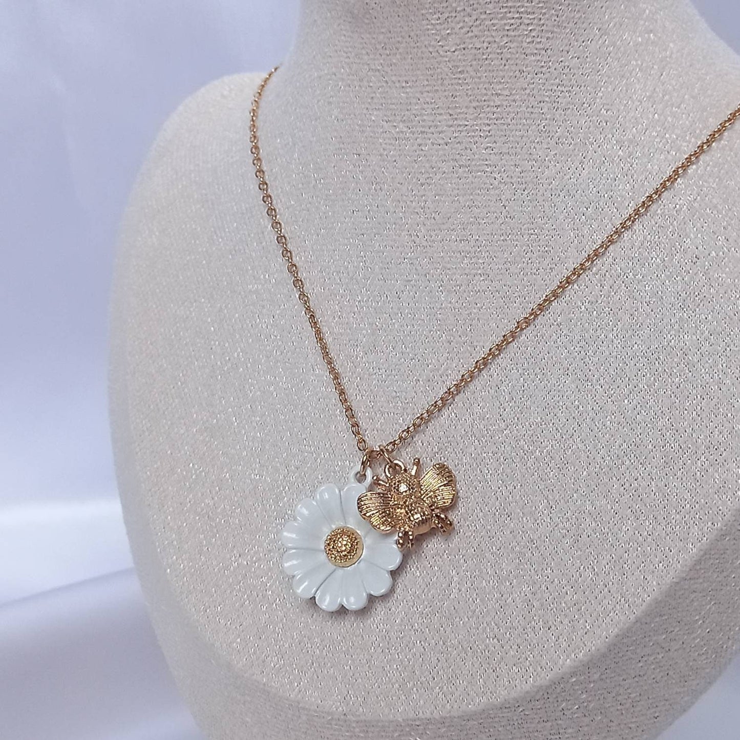 Gold Bumble Bee Daisy Necklace - Gold Jewellery,Gold Bee Necklace,Bee Jewelley,Gold Necklace In The UK,Bee Charm Necklace,Flower Necklace