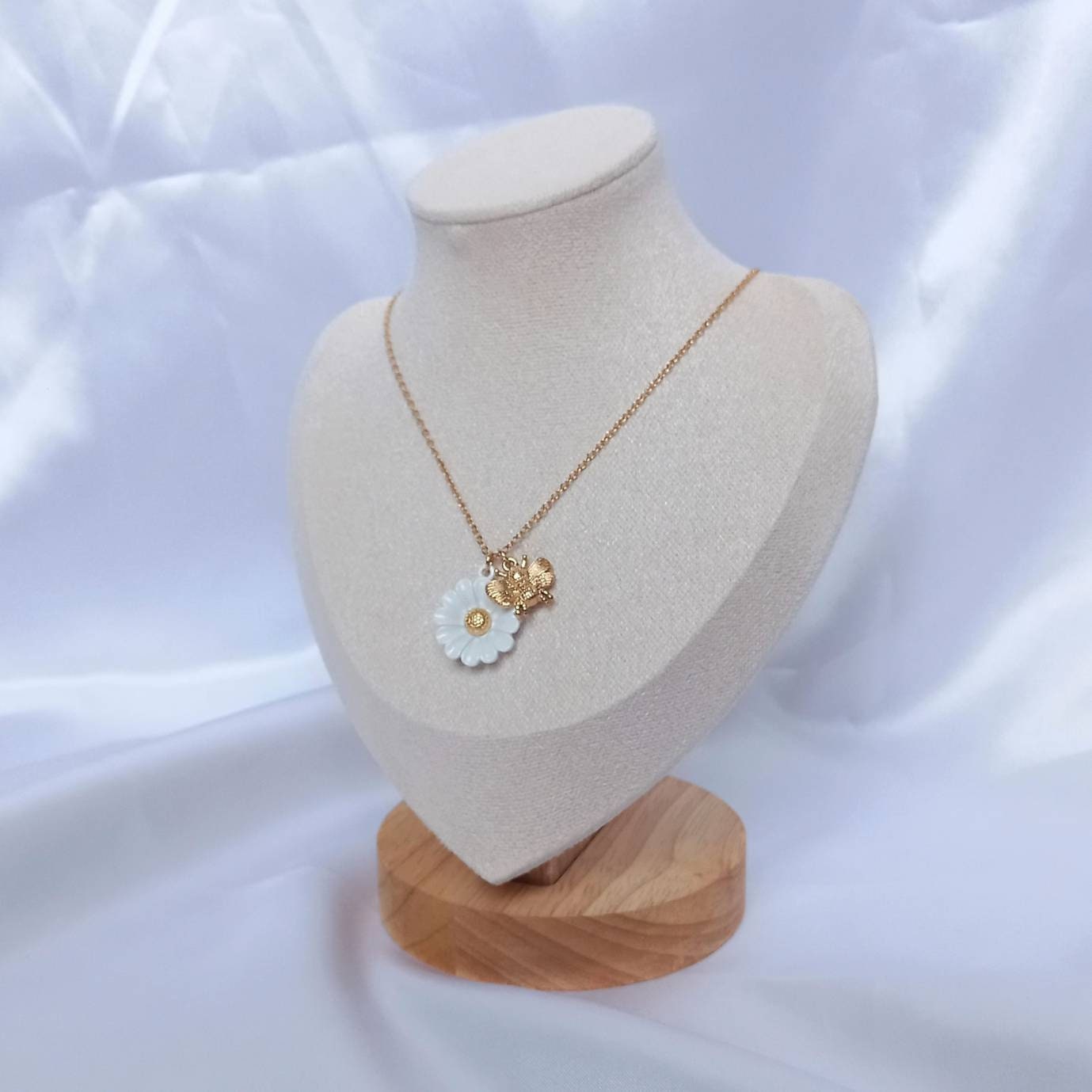 Gold Bumble Bee Daisy Necklace - Gold Jewellery,Gold Bee Necklace,Bee Jewelley,Gold Necklace In The UK,Bee Charm Necklace,Flower Necklace