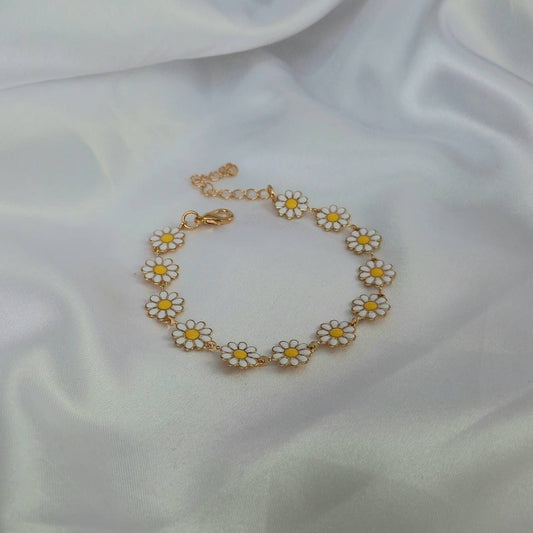 Gold Daisy Bracelet -Gold Jewellery In The UK,Gold Bracelet,Daisy Jewellery,Dasies,Flower Bracelet,Flower Jewellery,Gold Bracelets In The UK