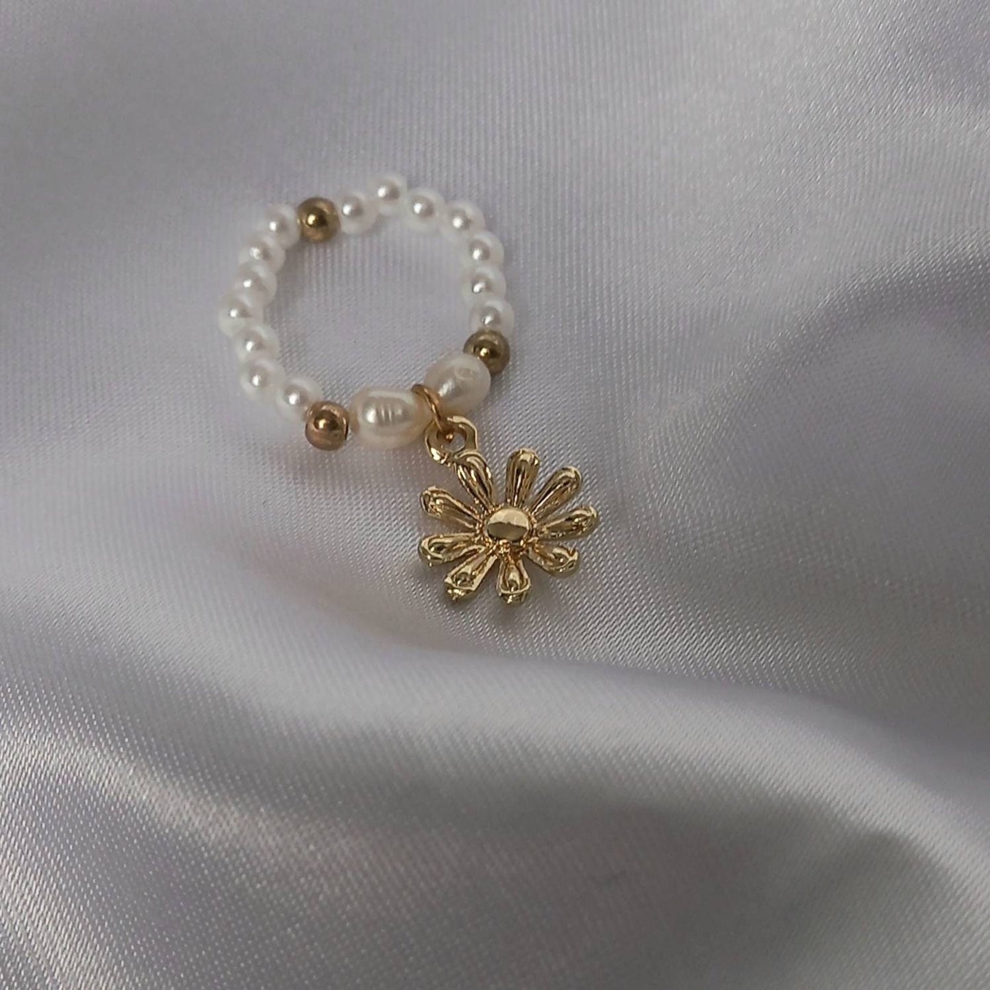 White Faux Pearl & Flower Ring - Pearl Jewellery,Pearl Rings,Bead Rings,Beaded Rings In The UK,Daisy Rings,Daisy Jewelley,Adjustable Rings