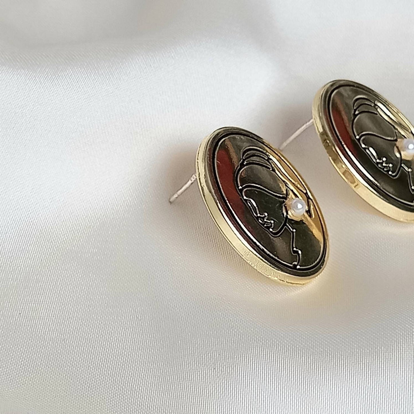Girl With The Pearl Earring Charm Stud Earrings - Gold Stud Earrings, Art Lover Gifts, Art Student Gifts, Art Present, Gifts For Her, Pearls