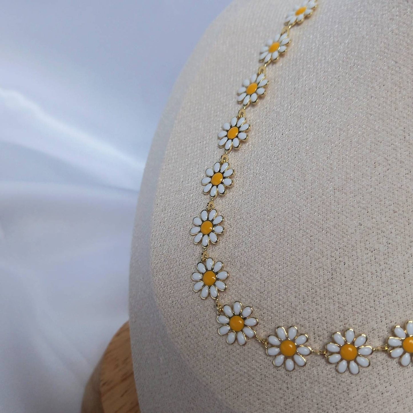 Gold Chain Daisy Necklace - Flower Necklaces In The UK,Floral Necklace,Cute Necklace,Daisy Jewelley In The UK,Delicate Necklace, Small Chain