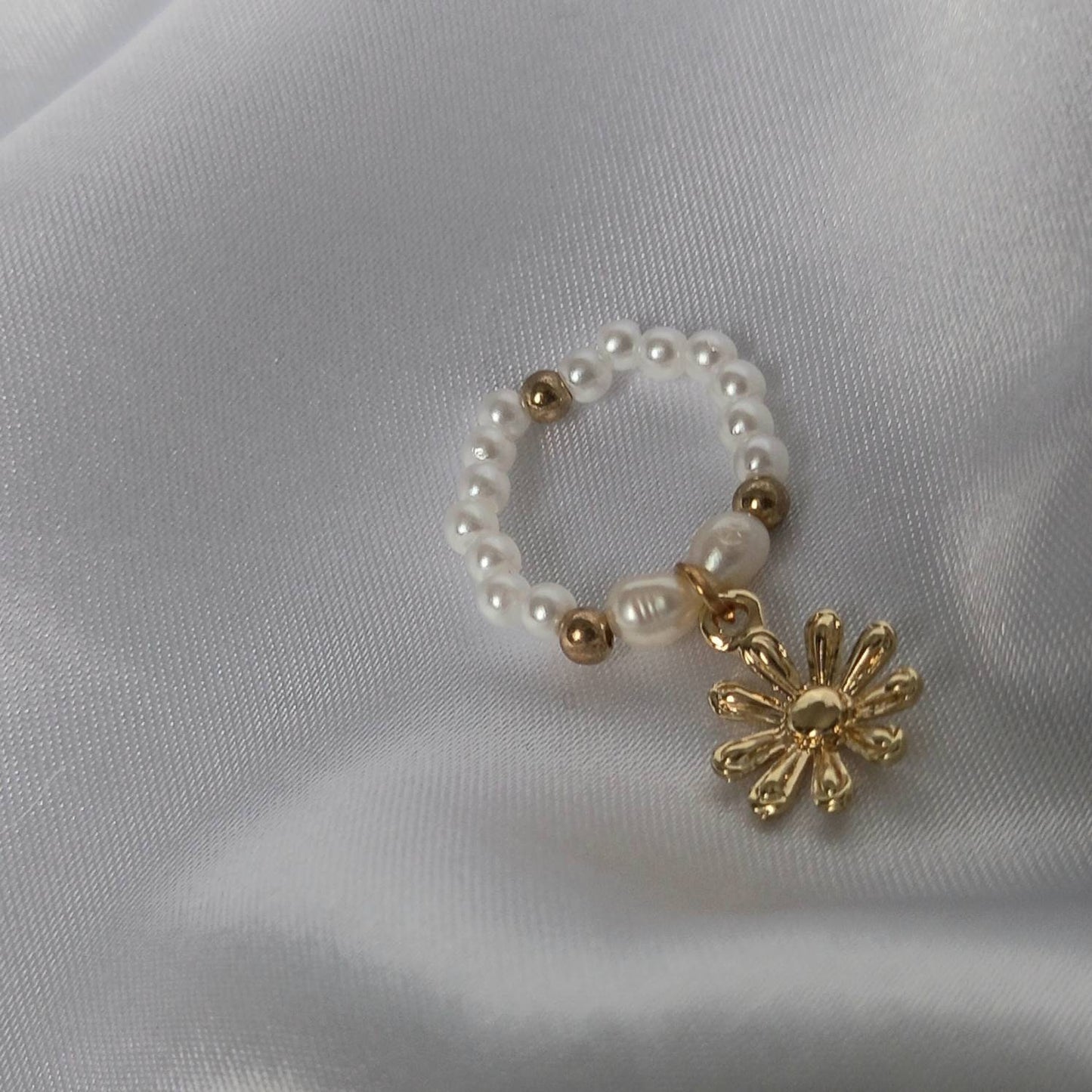 White Faux Pearl & Flower Ring - Pearl Jewellery,Pearl Rings,Bead Rings,Beaded Rings In The UK,Daisy Rings,Daisy Jewelley,Adjustable Rings