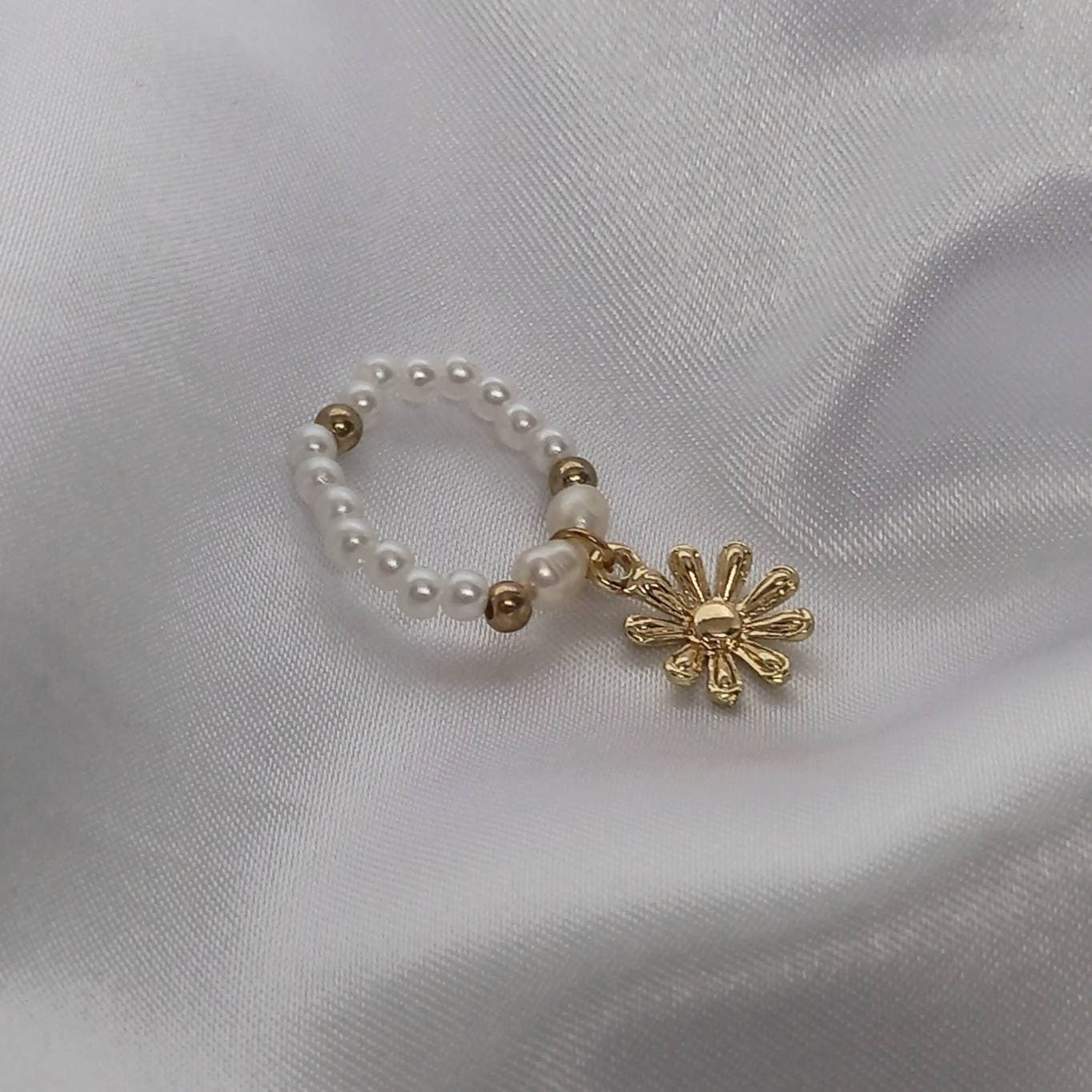 White Faux Pearl & Flower Ring - Pearl Jewellery,Pearl Rings,Bead Rings,Beaded Rings In The UK,Daisy Rings,Daisy Jewelley,Adjustable Rings