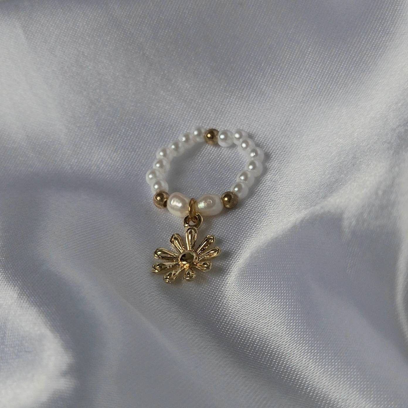 White Faux Pearl & Flower Ring - Pearl Jewellery,Pearl Rings,Bead Rings,Beaded Rings In The UK,Daisy Rings,Daisy Jewelley,Adjustable Rings