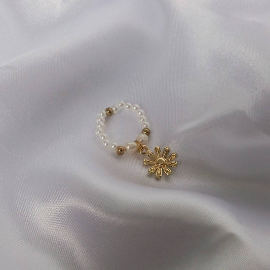 White Faux Pearl & Flower Ring - Pearl Jewellery,Pearl Rings,Bead Rings,Beaded Rings In The UK,Daisy Rings,Daisy Jewelley,Adjustable Rings
