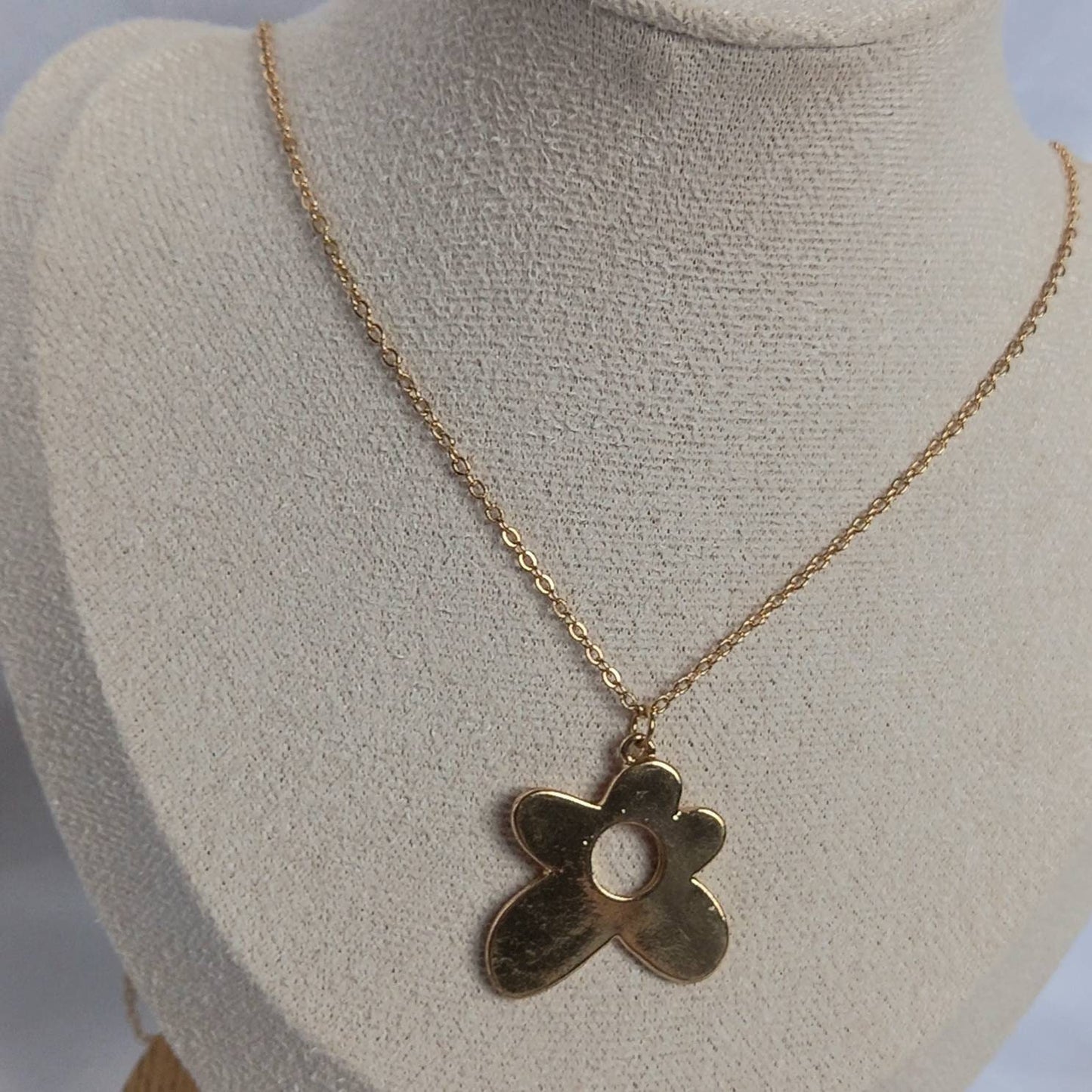 Gold Flower Charm Necklace - Retro Flower Necklaces,Gold Necklaces In The UK,Gold Jewellery In The UK,Funky Necklaces,Y2K Necklace