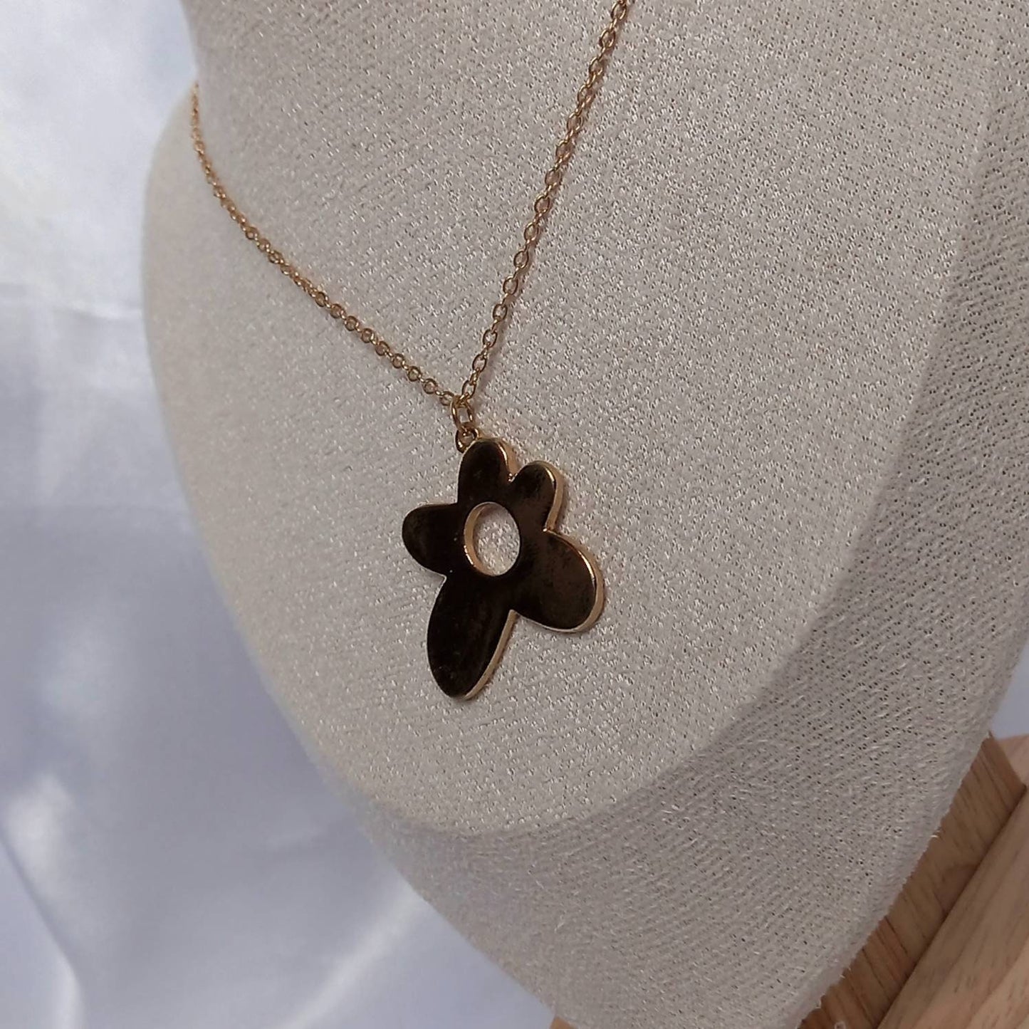 Gold Flower Charm Necklace - Retro Flower Necklaces,Gold Necklaces In The UK,Gold Jewellery In The UK,Funky Necklaces,Y2K Necklace