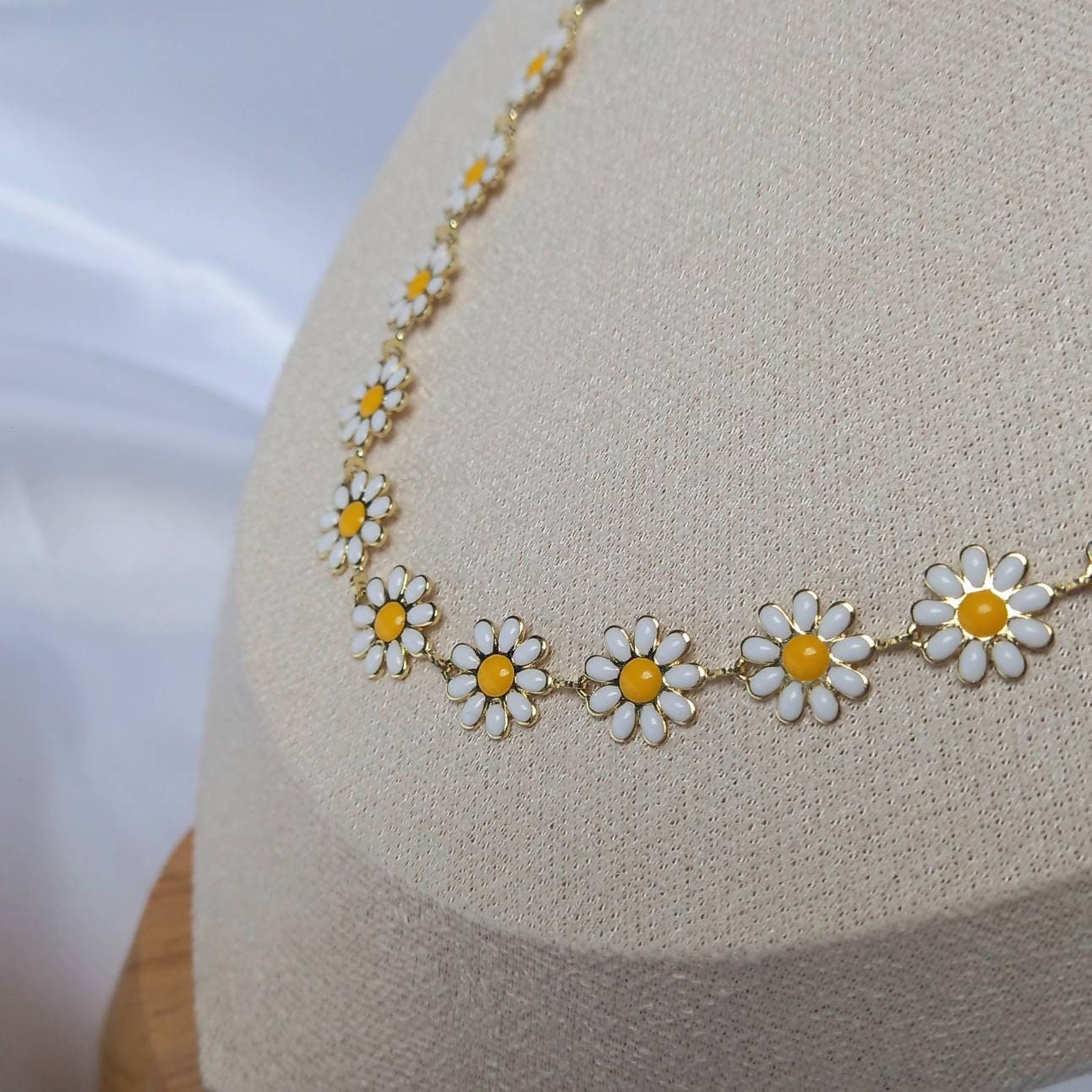 Gold Chain Daisy Necklace - Flower Necklaces In The UK,Floral Necklace,Cute Necklace,Daisy Jewelley In The UK,Delicate Necklace, Small Chain