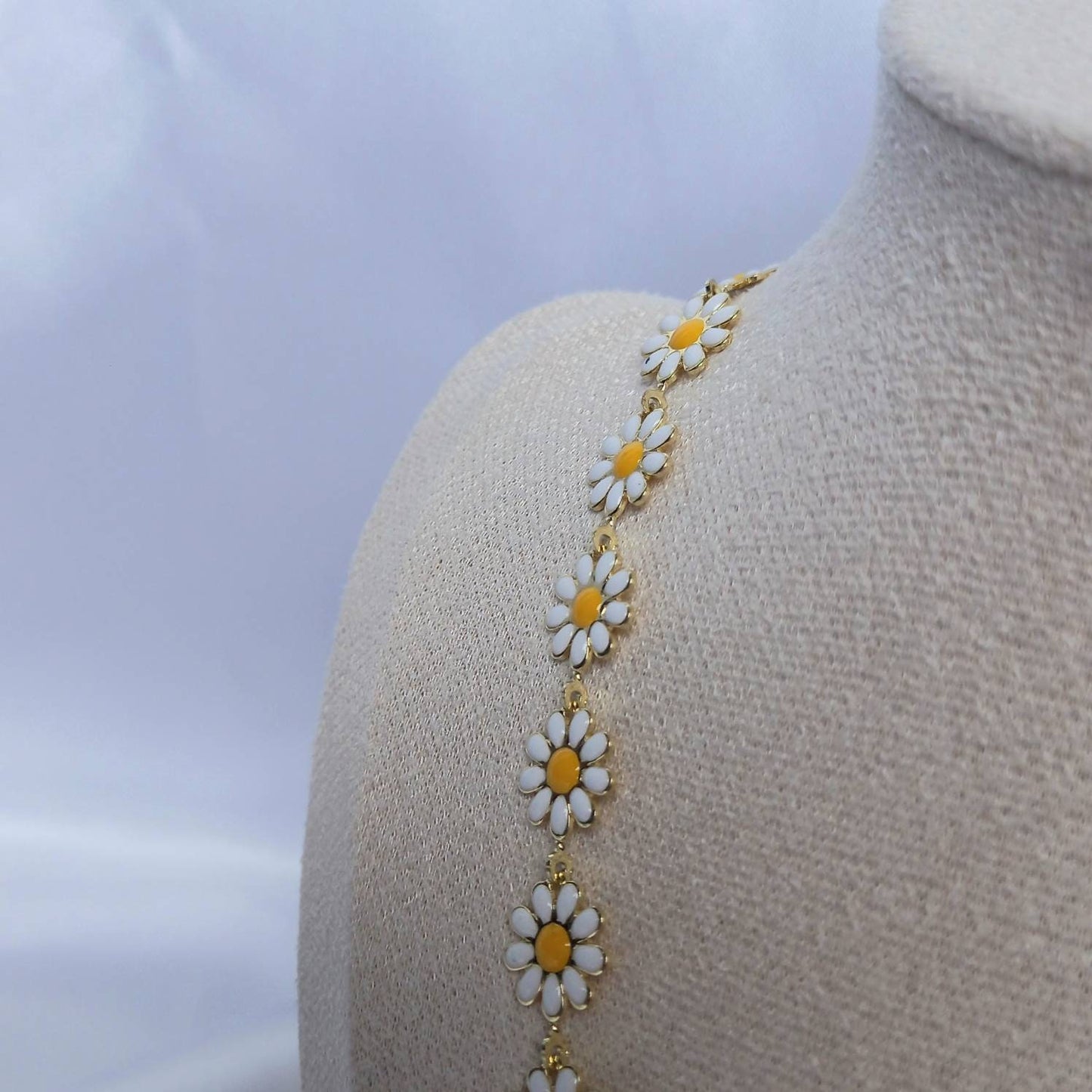 Gold Chain Daisy Necklace - Flower Necklaces In The UK,Floral Necklace,Cute Necklace,Daisy Jewelley In The UK,Delicate Necklace, Small Chain