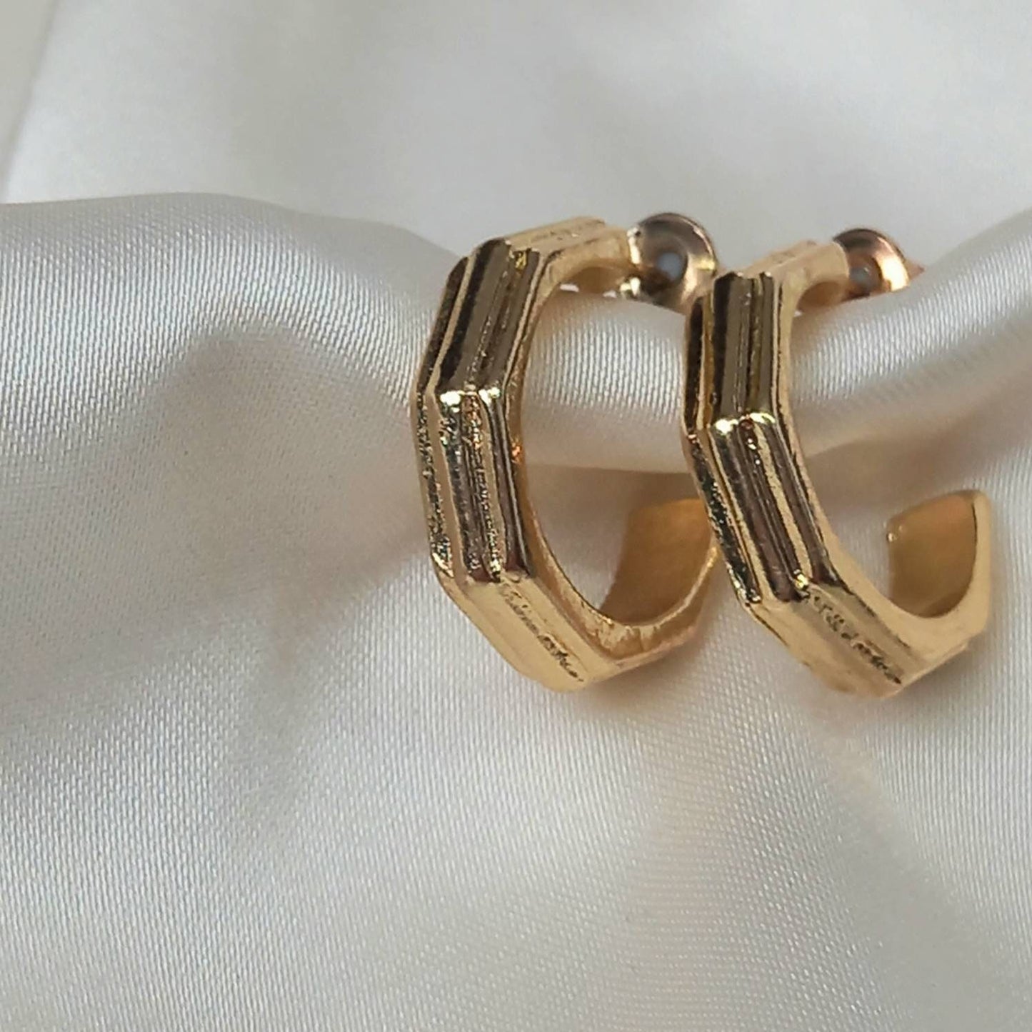 Gold Hoop Earrings - Textured Earrings,Gold Earrings In The UK,Gold Jewellery In The UK,Gold Hoops,Gold Minimalist Earrings,Simple Earrings