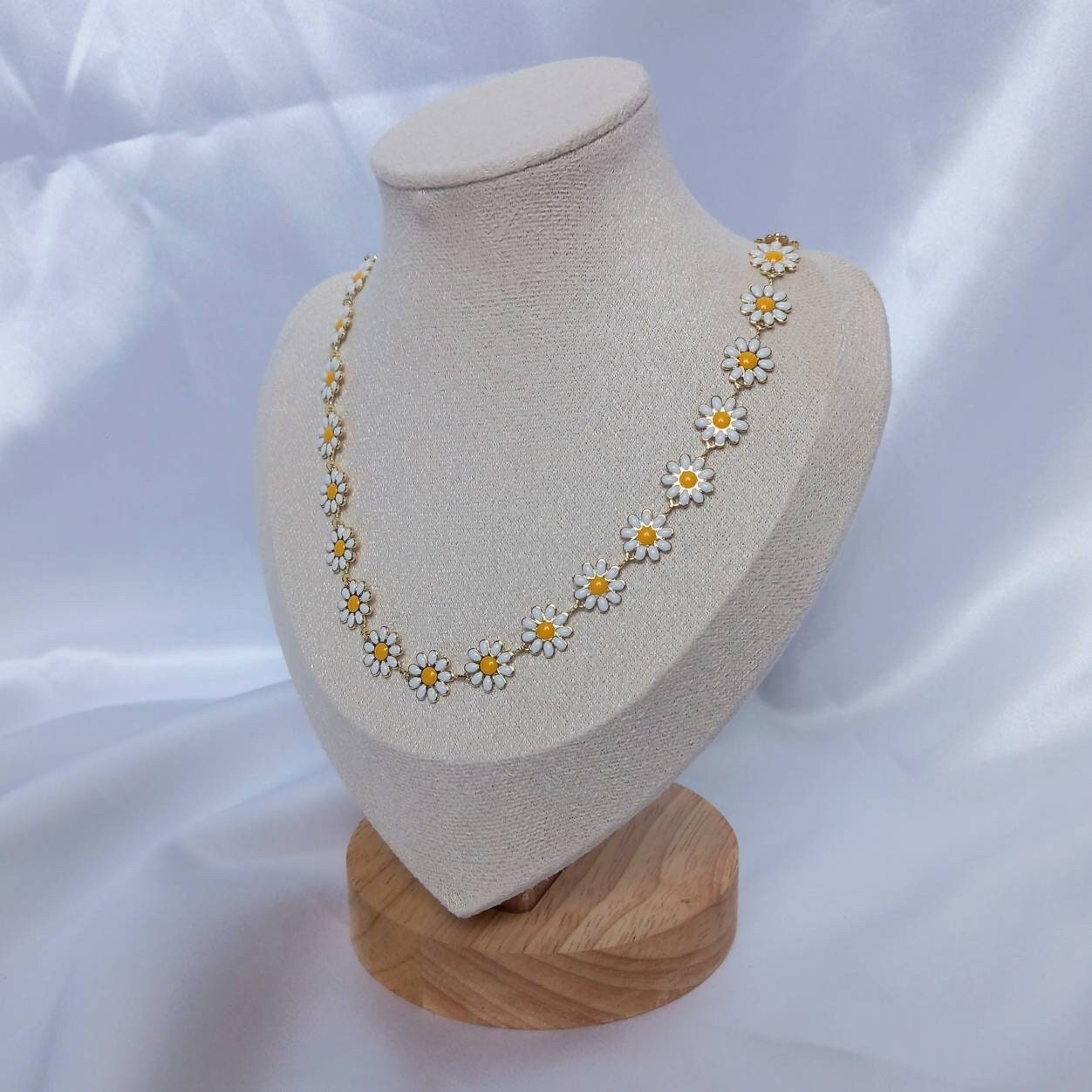 Gold Chain Daisy Necklace - Flower Necklaces In The UK,Floral Necklace,Cute Necklace,Daisy Jewelley In The UK,Delicate Necklace, Small Chain